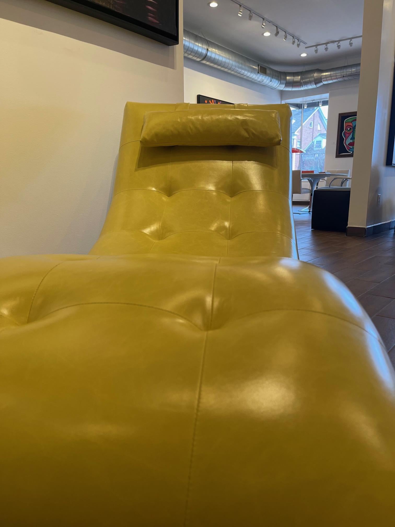 Chaise longue vintage Milo Baughman Wave cromada en piel italiana verde kiwi Estadounidense en venta