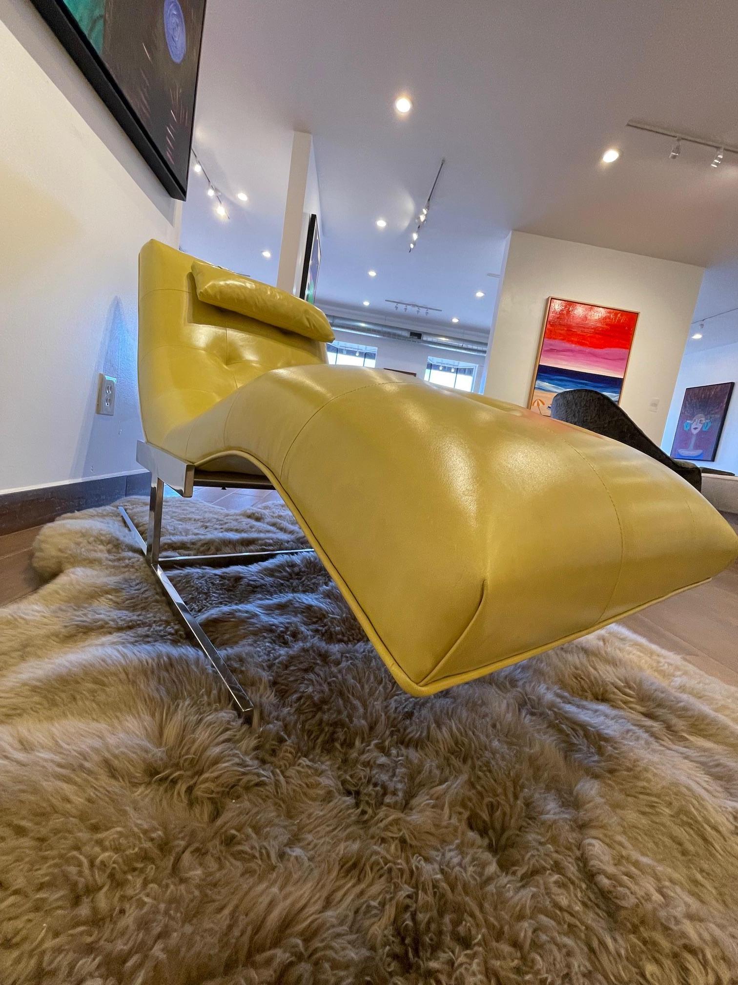 Chaise longue vintage Milo Baughman Wave cromada en piel italiana verde kiwi en venta 2