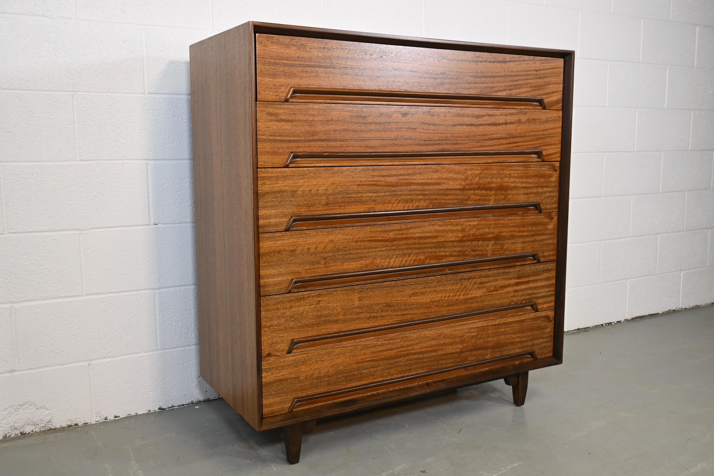 Milo Baughman for Drexel Perspective Mid-Century Modern highboy.

Drexel, USA, 1950s.

Measures: 42 wide x 19 deep x 45.13 high.

Mid-Century Modern Mindoro wood six drawer highboy.

Professionally Refinished. Excellent condition.