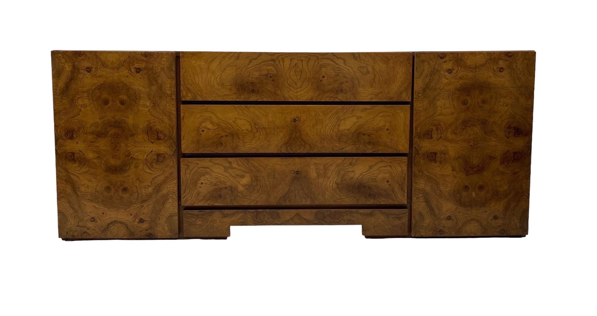 A gorgeous mid century modern designed by Milo Baughman for Lane burl wood dresser/credenza with 9 drawers. In good vintage condition as pictured and in video. Circa 1970

Dimensions: 72W 18D 29H