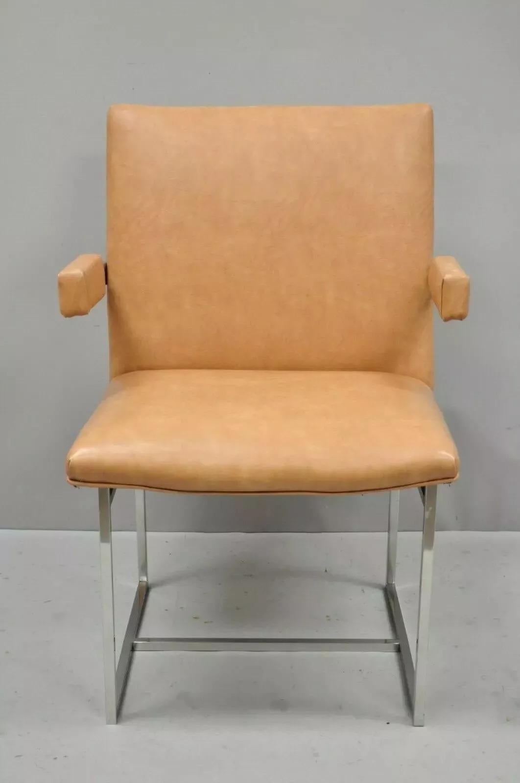 Vintage Mid Century Modern Milo Chrome Floating Frame Dining Arm Chair. L'article se caractérise par un cadre flottant chromé élégant, un vinyle de couleur pêche, des lignes modernistes épurées, un style et une forme remarquables. Circa Mid 20th