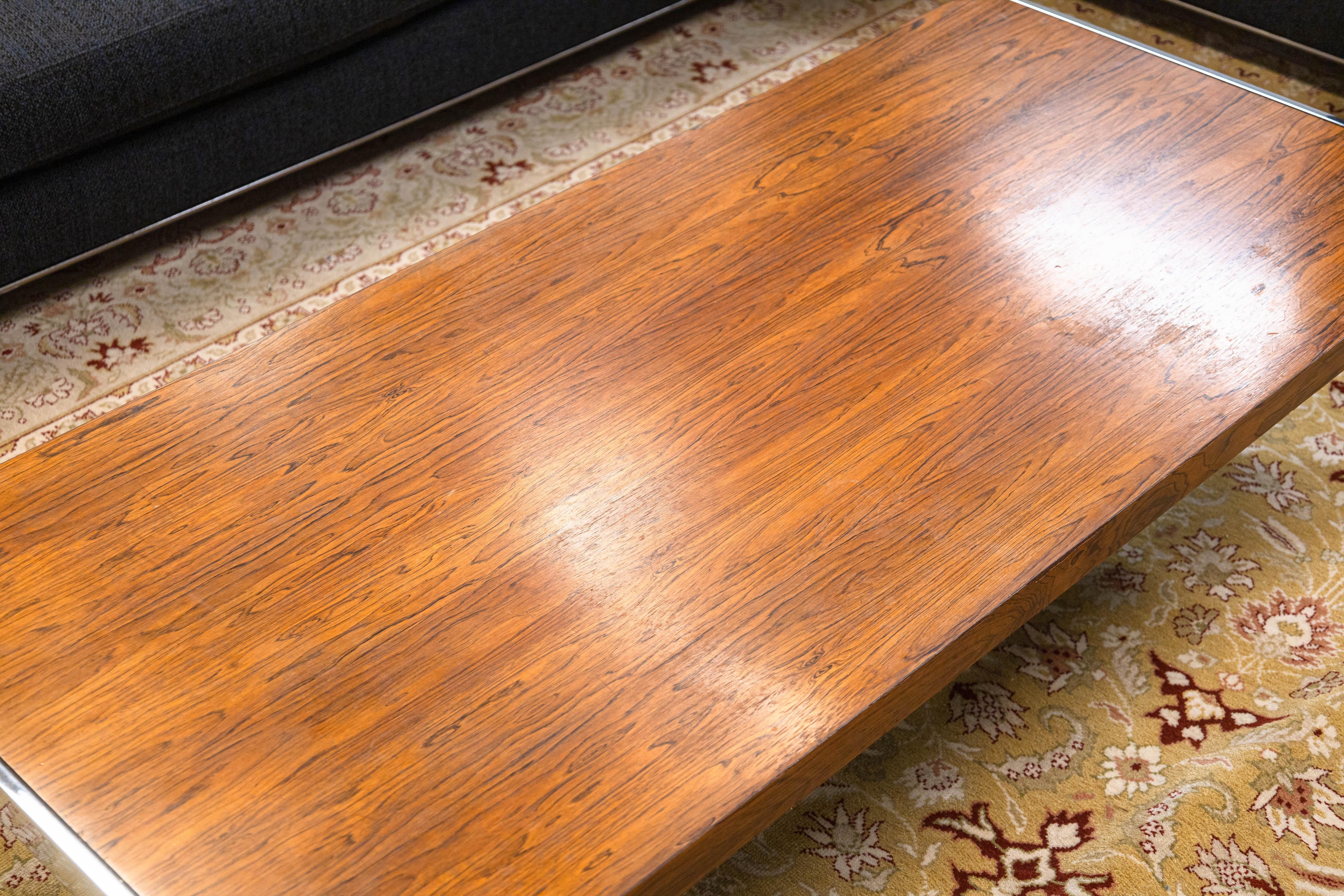 Ein alter Milo Baughman Couchtisch. Ein wunderbarer Couchtisch mit einem schönen Vintage-Look. Dieser Tisch hat eine große Tischplatte aus Massivholz mit schöner Holzmaserung. Die Tischplatte wird von einem verchromten Rahmen gestützt, der an beiden