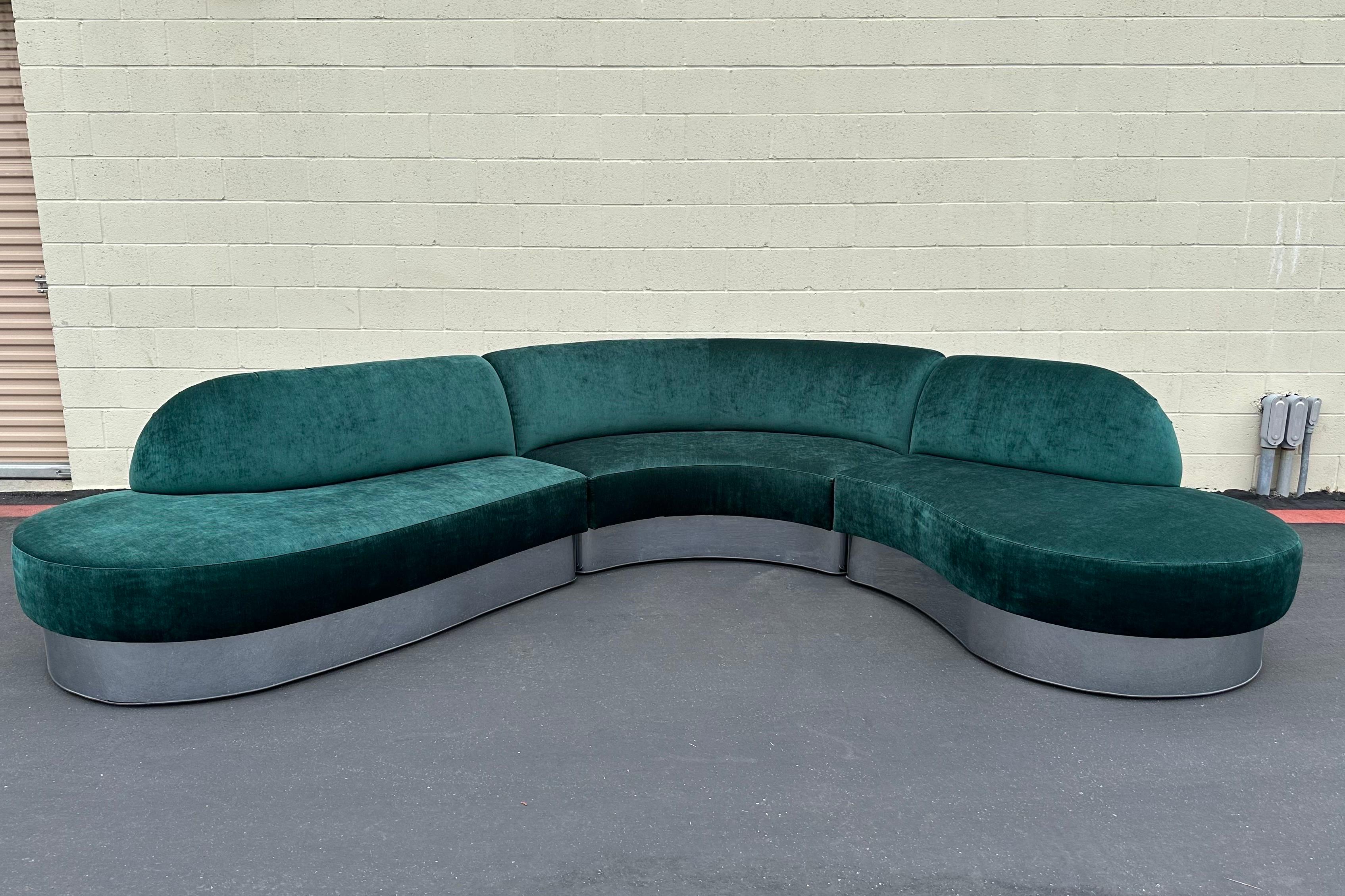 Marvelous vintage serpentine sectional sofa manufactured for Thayer Coggin in the 1988. It was designed by Milo Baughman, it has the label of authenticity in the bottom, ( you can see it in the pictures). This sectional has been reconstructed. It