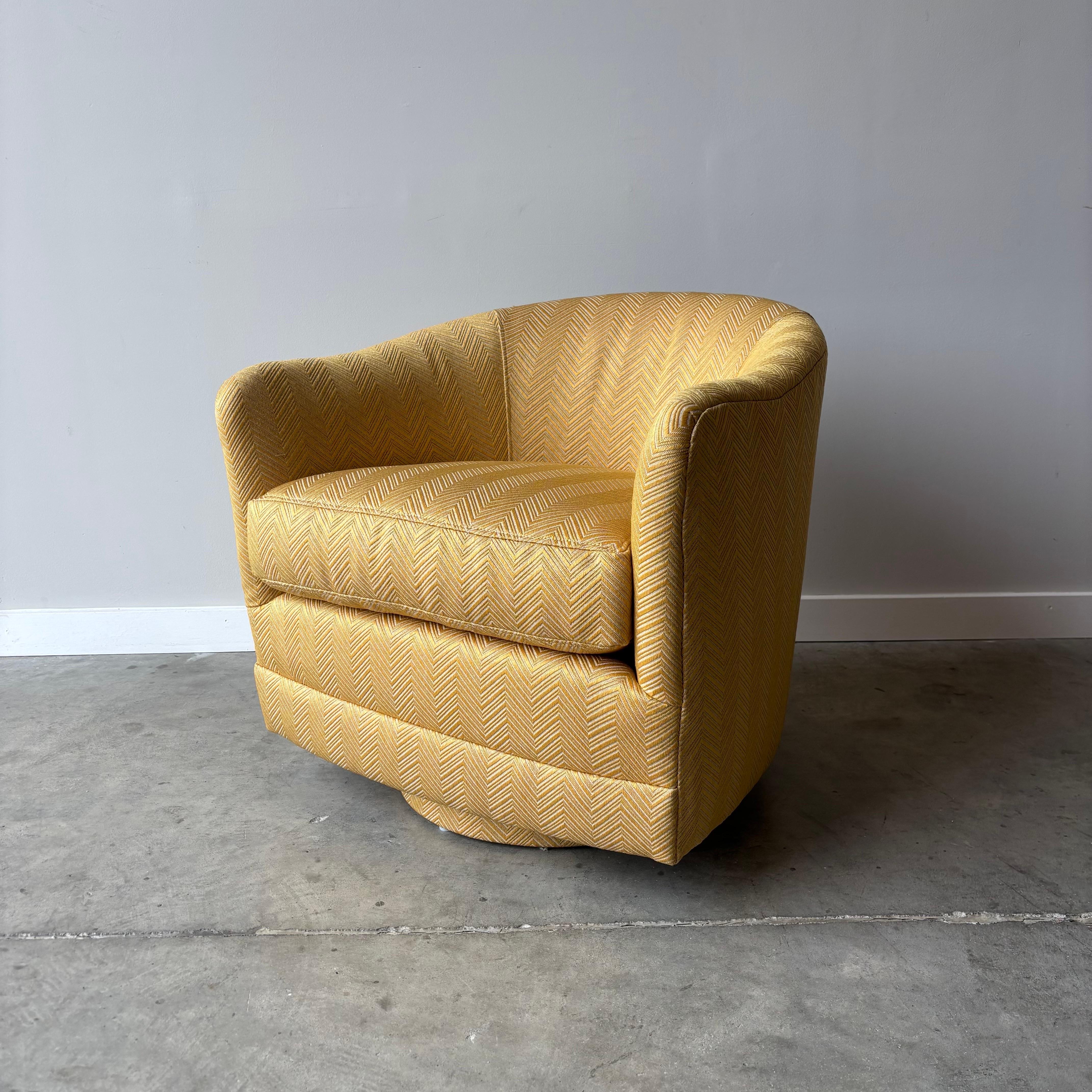 Paire de chaises barriques vintage de style Milo Baughman Bon état - En vente à Raleigh, NC