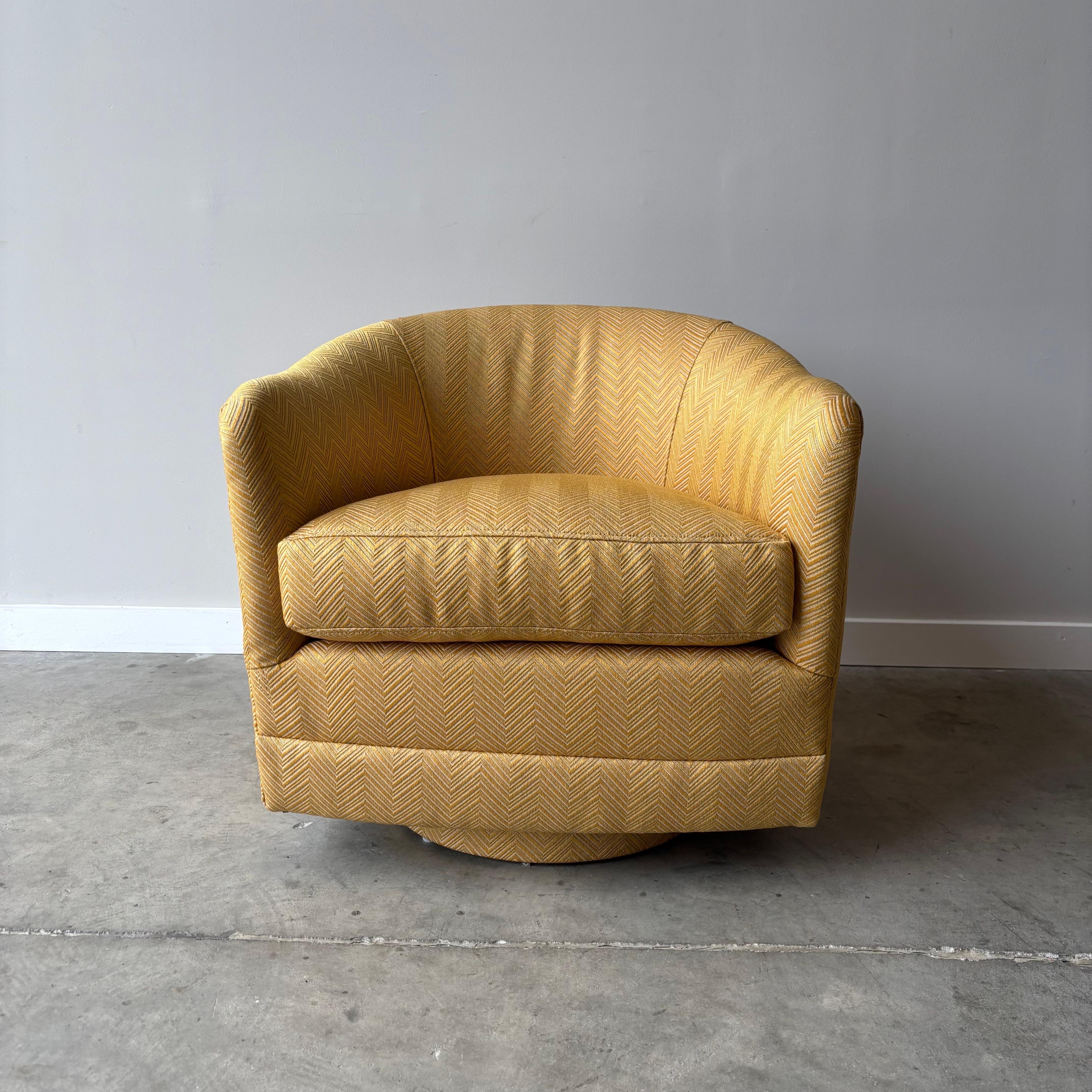 20ième siècle Paire de chaises barriques vintage de style Milo Baughman en vente