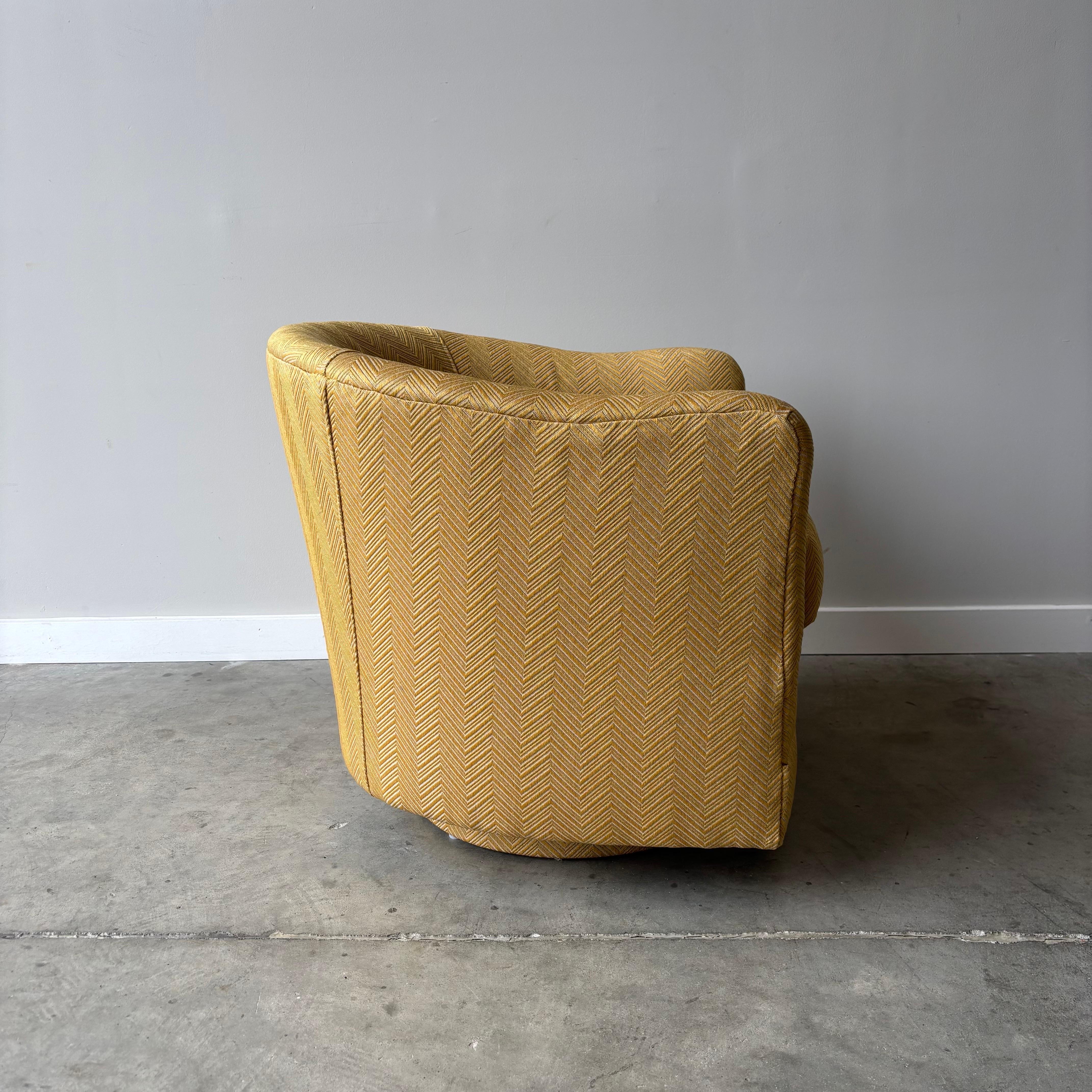 Paire de chaises barriques vintage de style Milo Baughman en vente 1