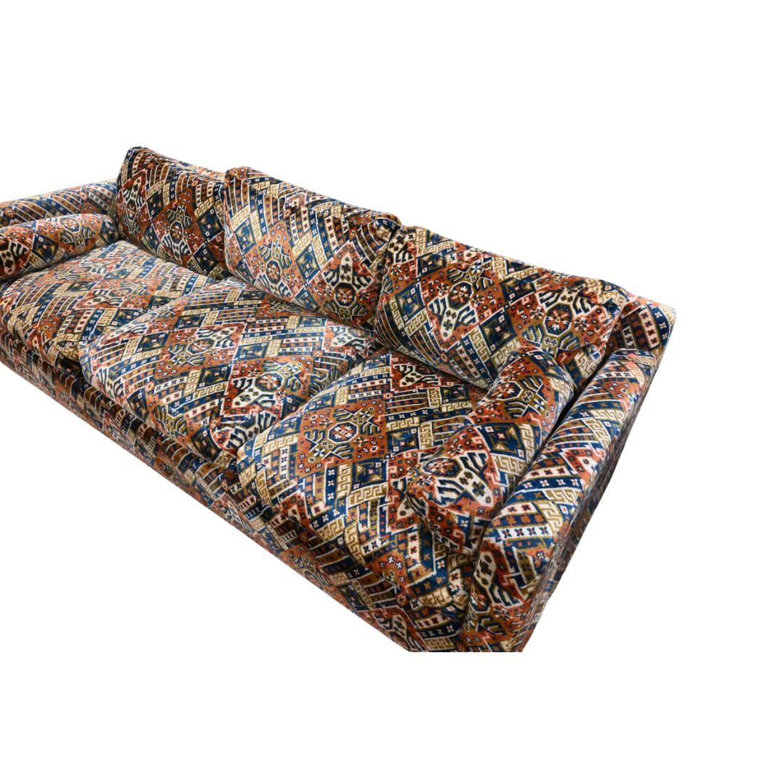 Ce superbe ensemble canapé et causeuse, datant de 1970, incarne le style intemporel de Milo Baughman, avec ses lignes épurées et son design à profil bas. Recouvertes de tissu Larsen, les pièces présentent un motif géométrique et modulaire audacieux