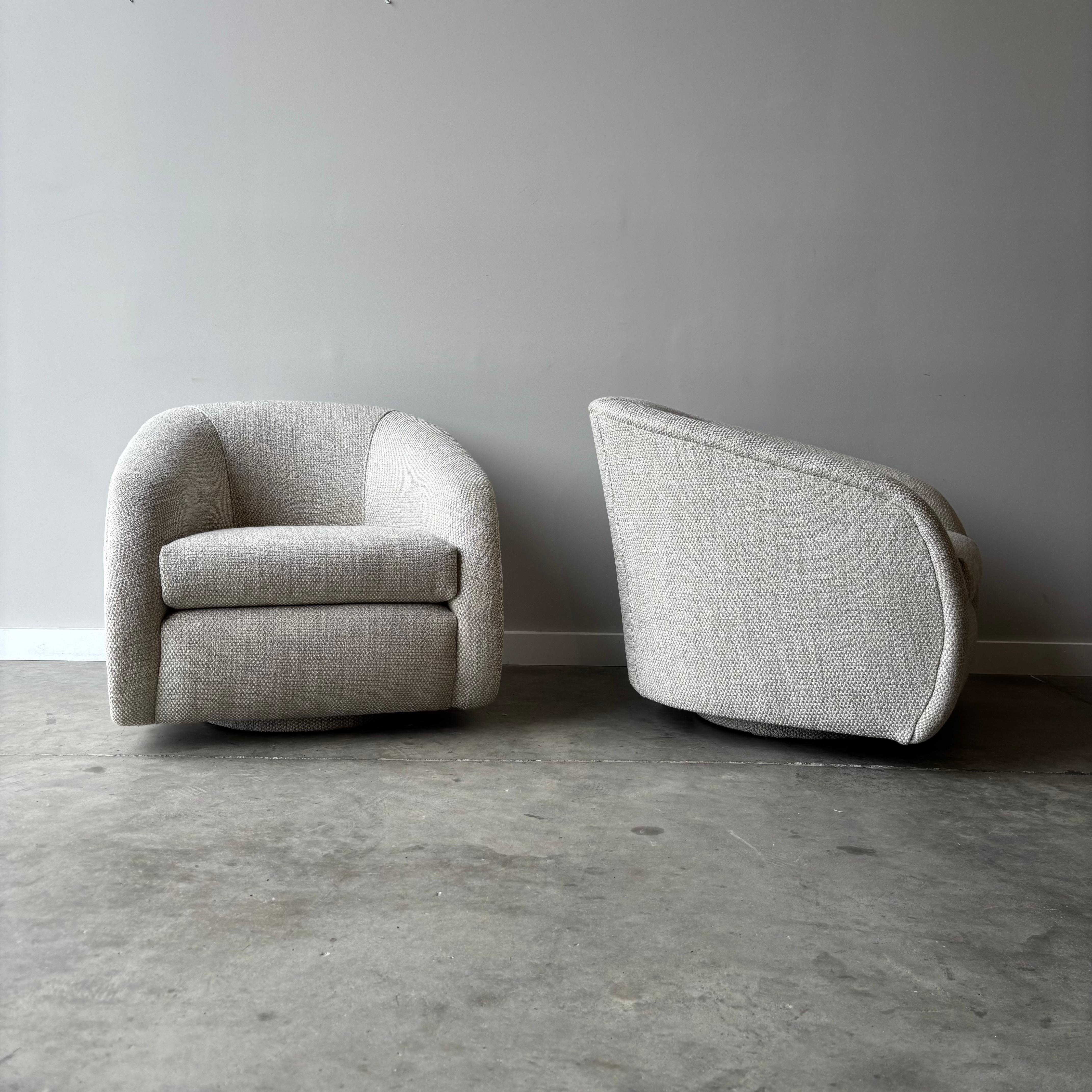 Un ensemble vintage de fauteuils pivotants en forme de tonneau dans le style de Milo Baughman.  Nouvellement revêtu d'un épais tweed oatmeal tissé, doux et robuste.  