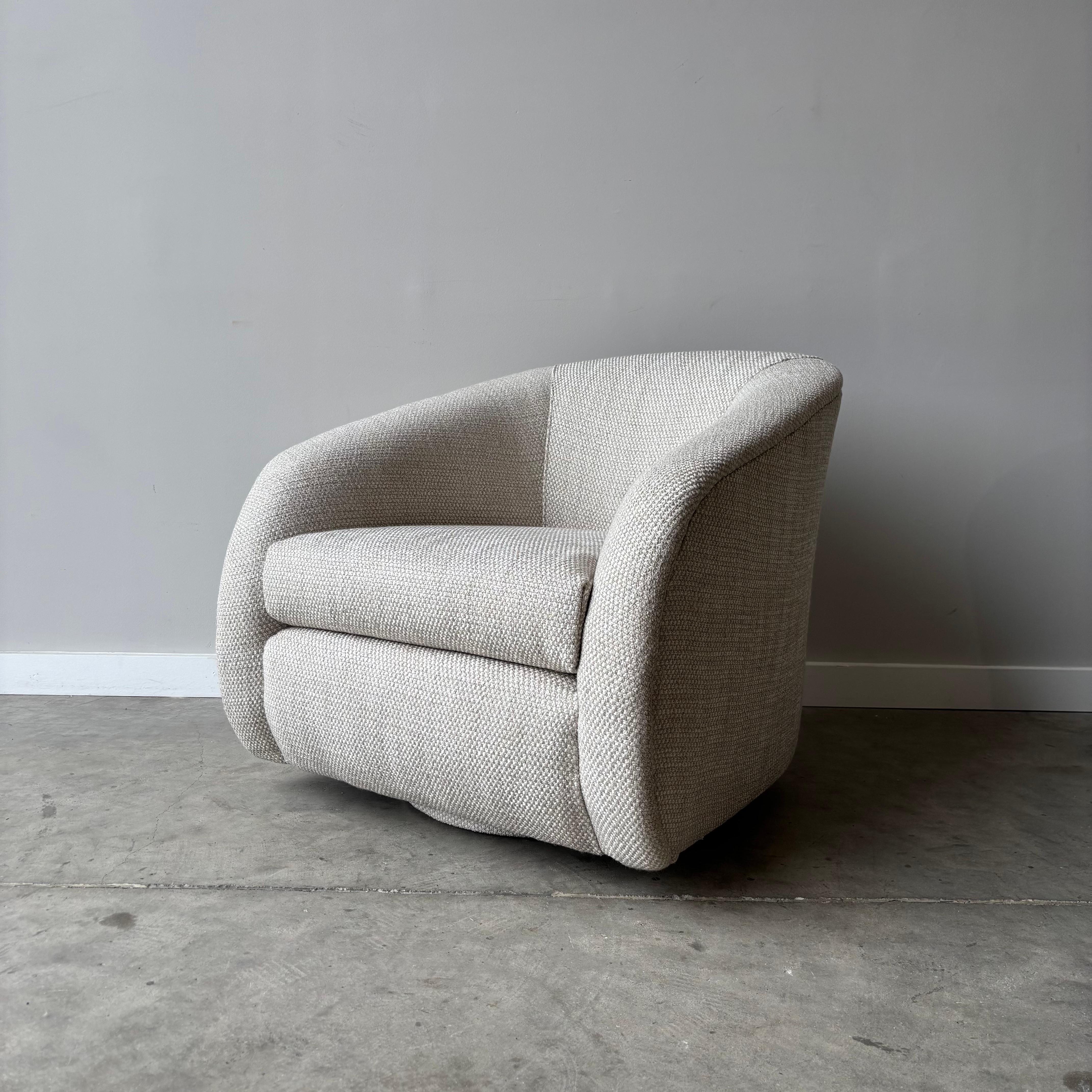Mid-Century Modern Paire de chaises pivotantes vintage de style Milo Baughman en vente