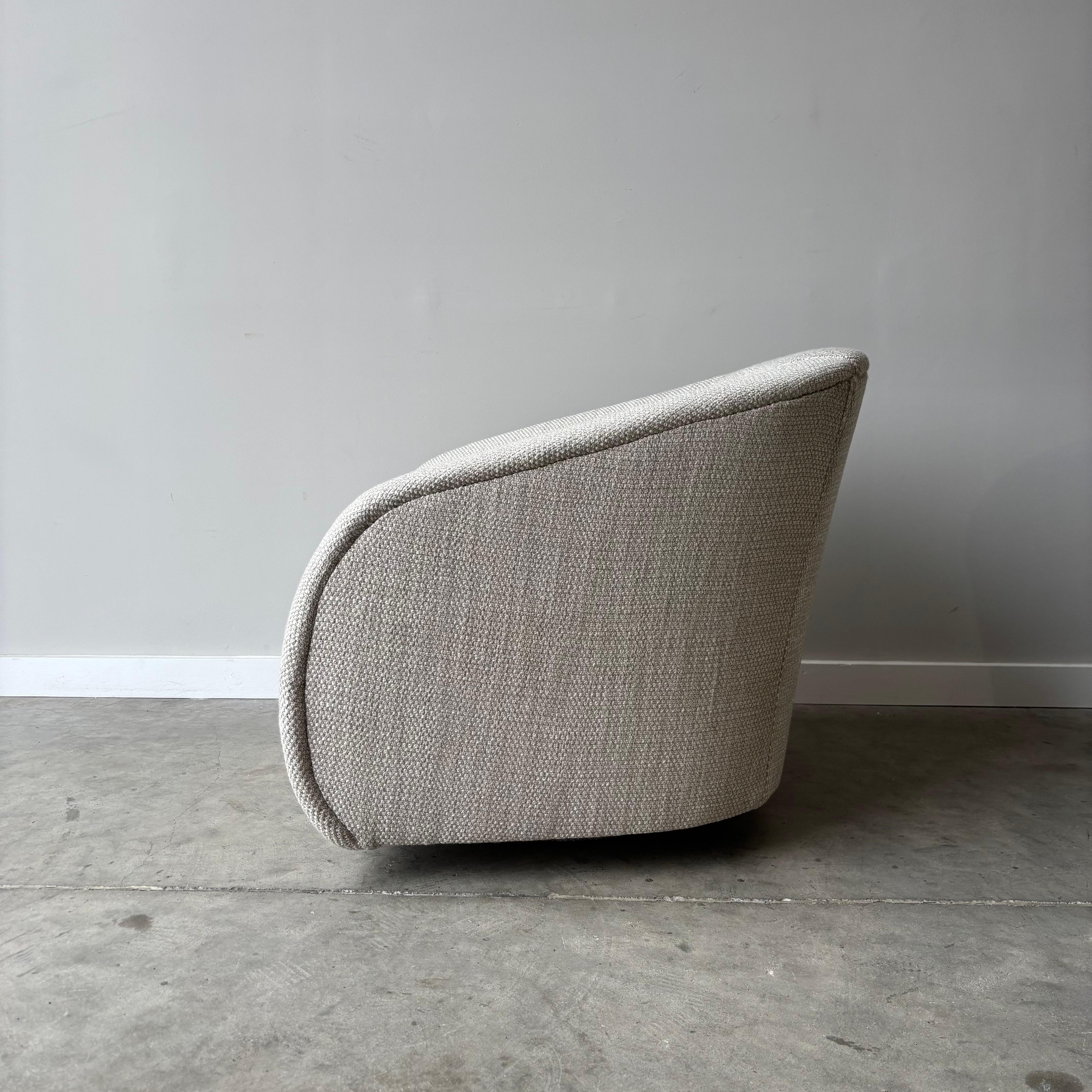 Paire de chaises pivotantes vintage de style Milo Baughman Bon état - En vente à Raleigh, NC