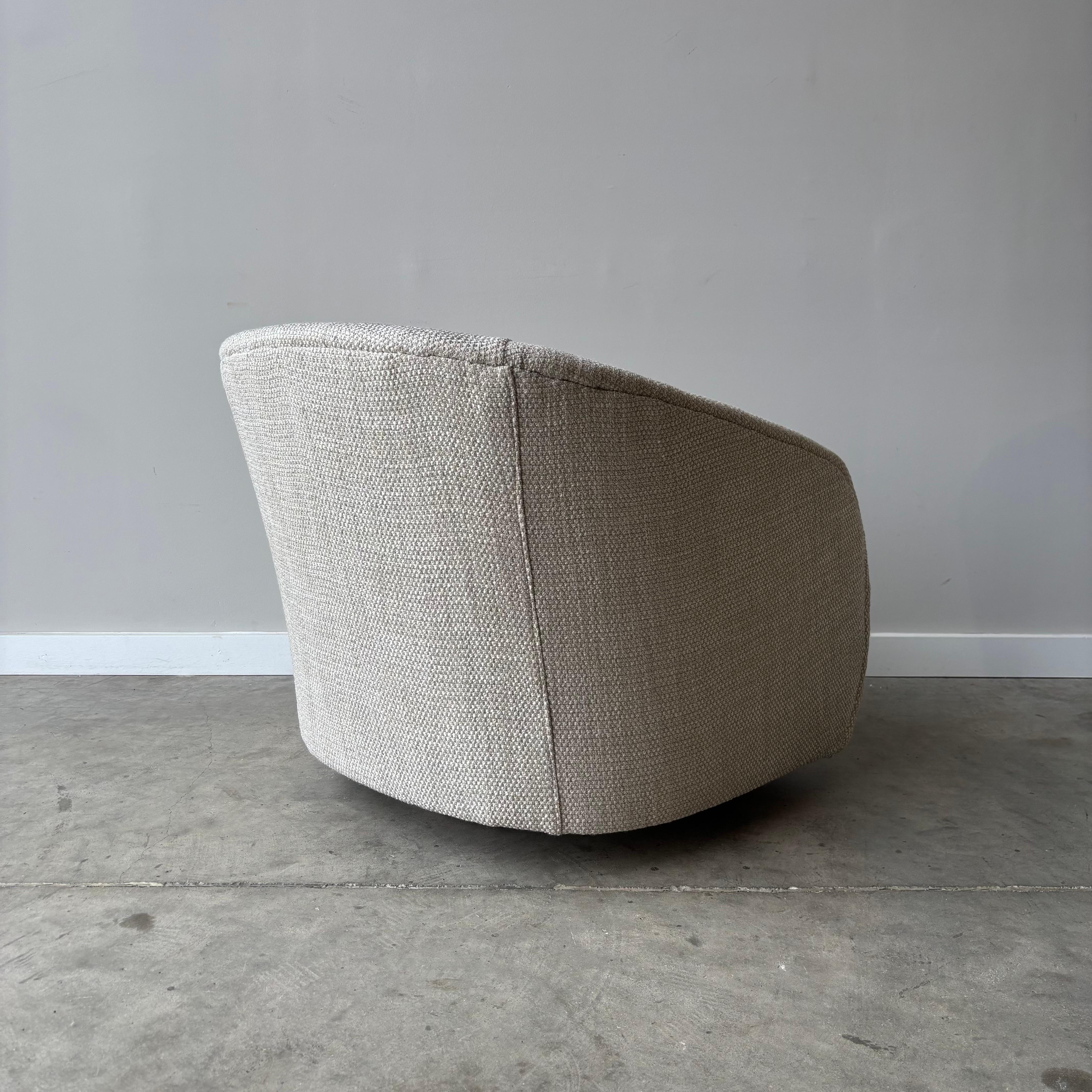 Fer forgé Paire de chaises pivotantes vintage de style Milo Baughman en vente