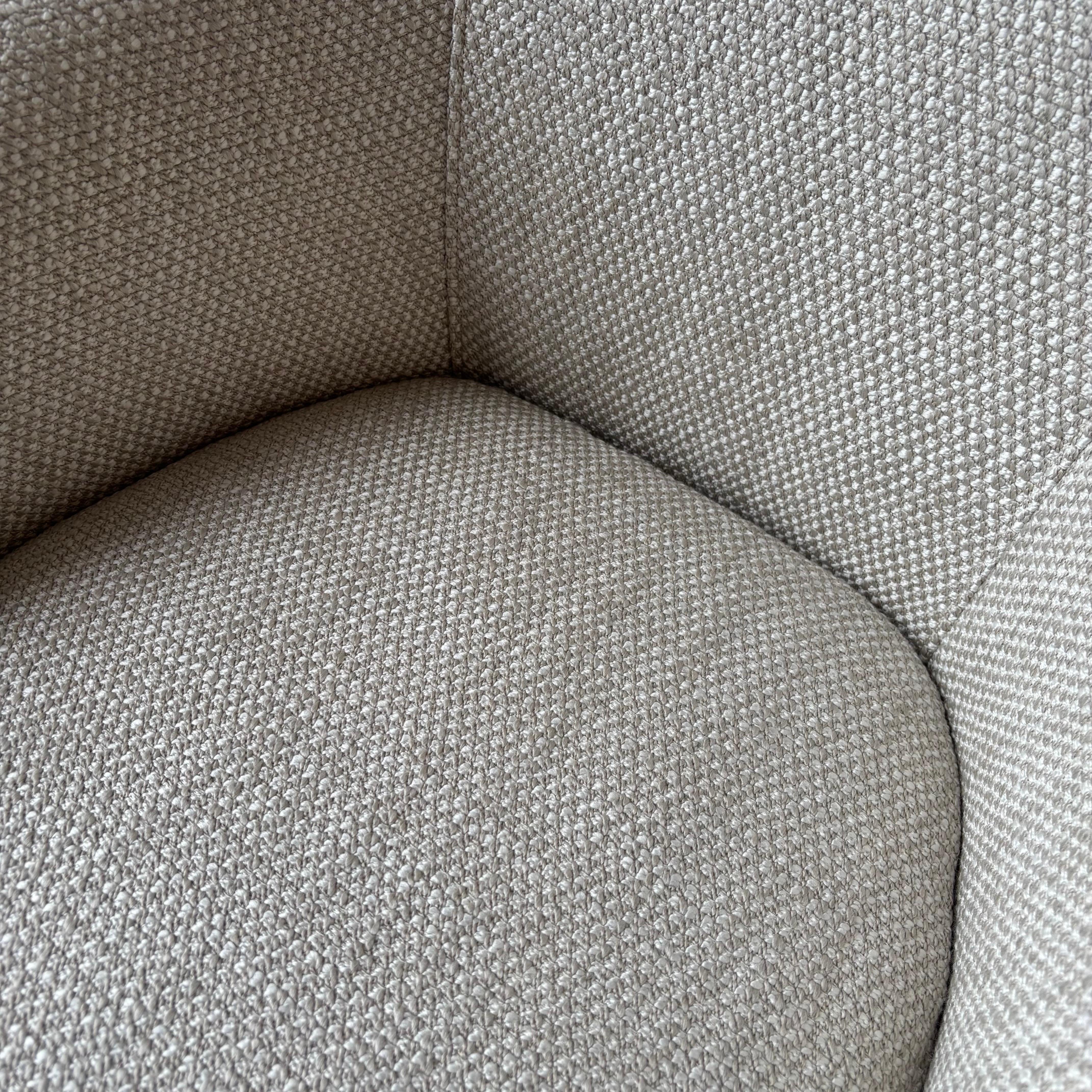 Paire de chaises pivotantes vintage de style Milo Baughman en vente 1