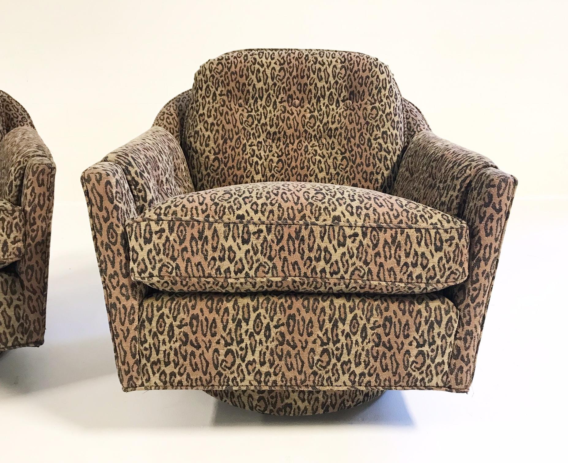 Swivel Lounge Chairs in the style of Milo Baughman, in Kravet Leopard Print In Excellent Condition For Sale In SAINT LOUIS, MO