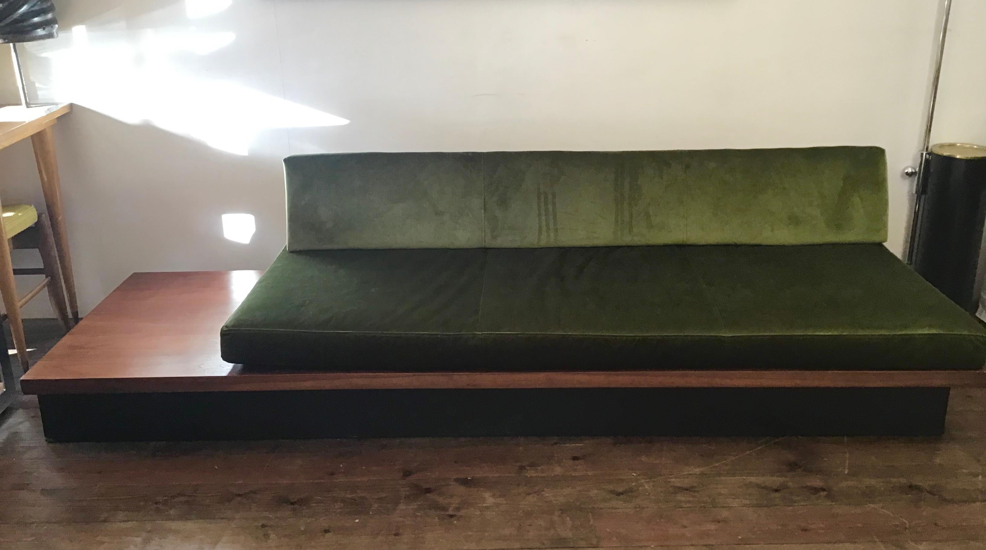 Nussbaum Pinth Daybed Sofa einfach und ein schönes Beispiel für Midcentury Design

Milo Baughman für Thayer Coggin.