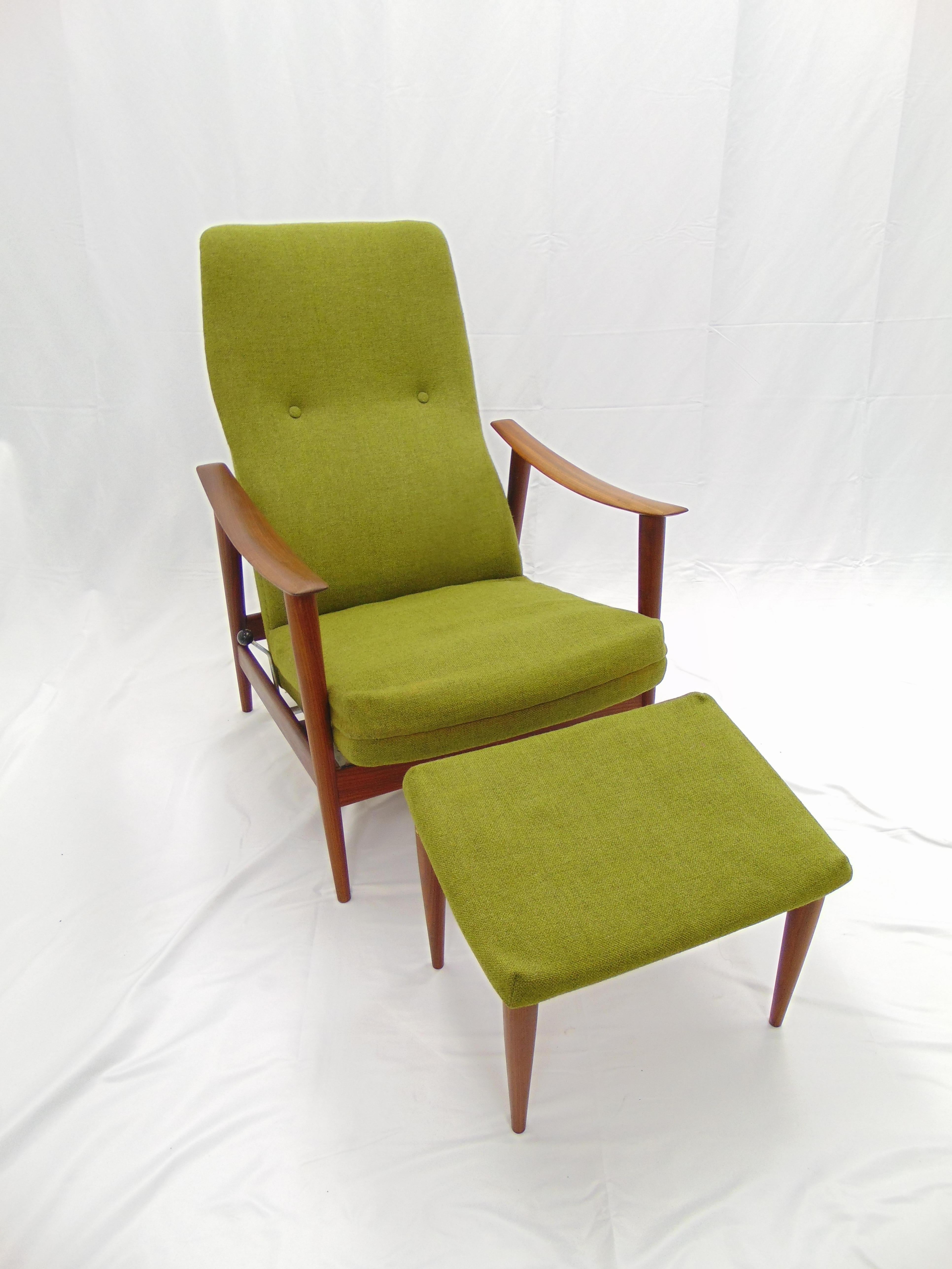 This is a wonderful vintage 1960s Stokke recliner chair and matching ottoman by Stokke distributed by Westnofa.
It is still in original vintage condition. The ottoman is adjustable as well with a wood flap that can add an angle or make the ottoman