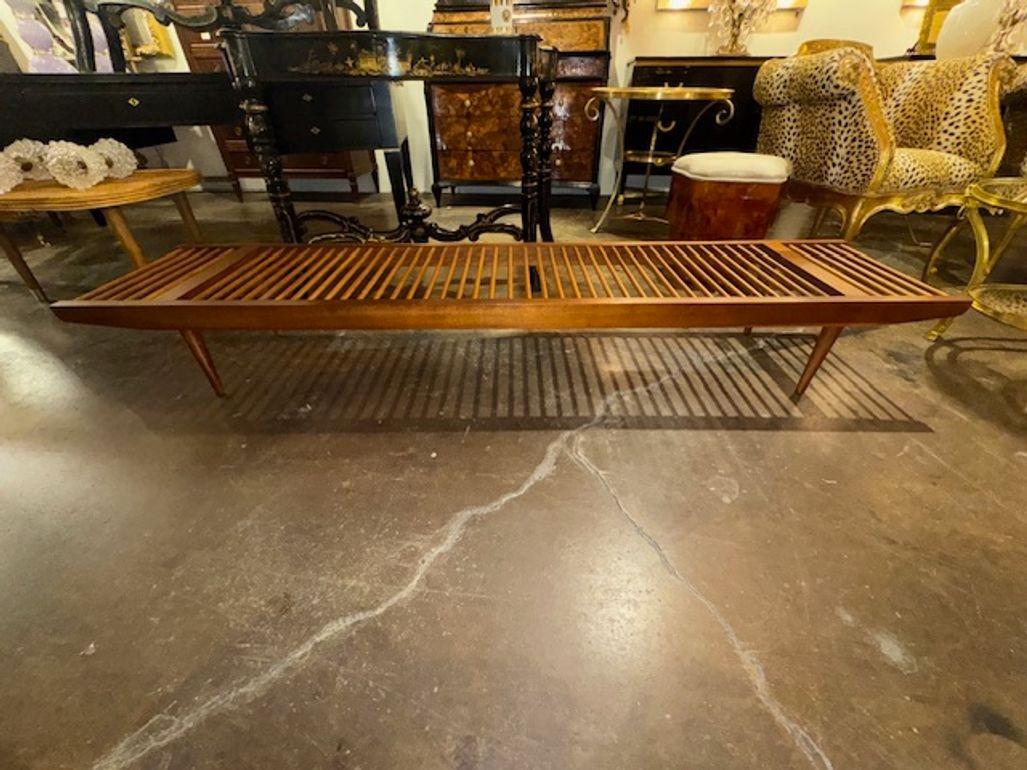 Questa panca vintage con fuso in noce di Milo Baughman per Glen of California è un pezzo d'arredamento di ottima fattura progettato per la camera da letto. Il design a fuso aggiunge un tocco unico all'estetica generale della panca, rendendola un