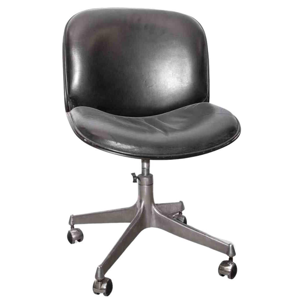 Le fauteuil Vintage MIM est un meuble design original réalisé dans la moitié du 20ème siècle.

Acier, bois de rose et cuir noir.

Bon état.

Une pièce de design vintage et emblématique à collectionner !

Mobili Italiana Moderne (MIM) était