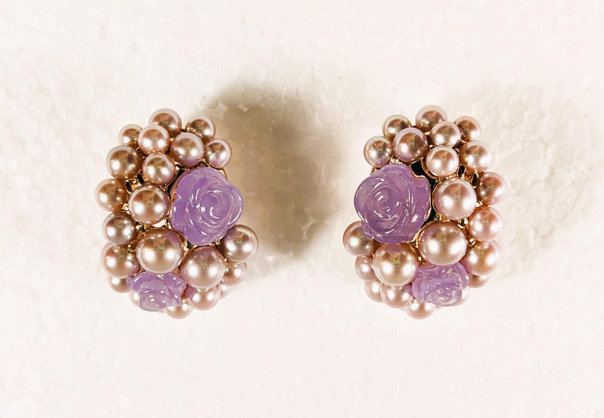 A fabulous Clío earrings by Mimi Milano featuring a nest of white and lustreous cultivated pearls with agate flowers in clip on magnificient manufactured 18k rose gold.
Genuine, spontaneous, witty. Simply MIMI, simply feminine. Jewelry that