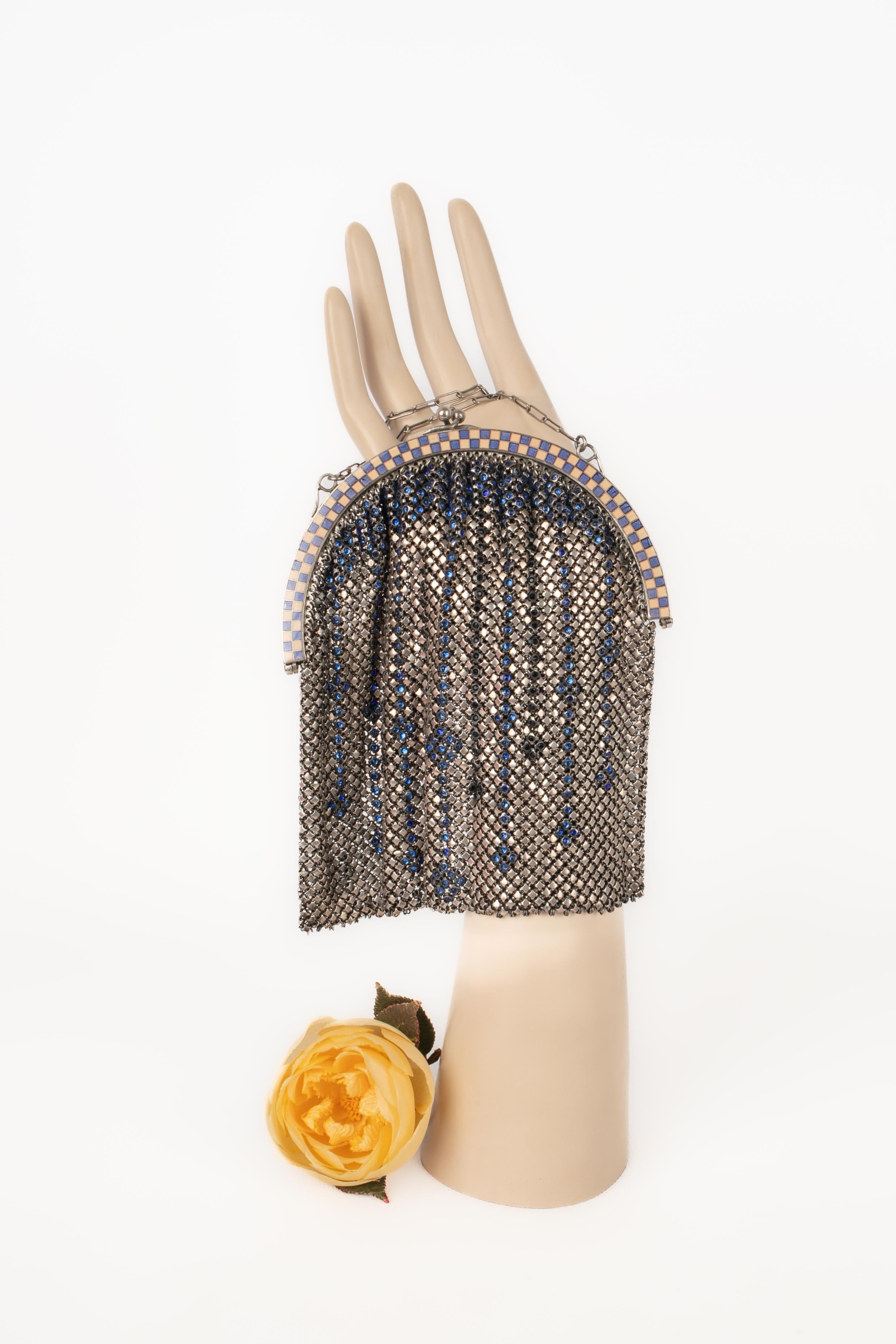 UNKNOWN -Silvery metal mesh minaudiere decorated with blue and black rhinestones.

Condition:
Very good condition

Dimensions:
Height: 15 cm - Length: 16 cm - Depth: 1 cm - Handle length: 34 cm

SKU:S275