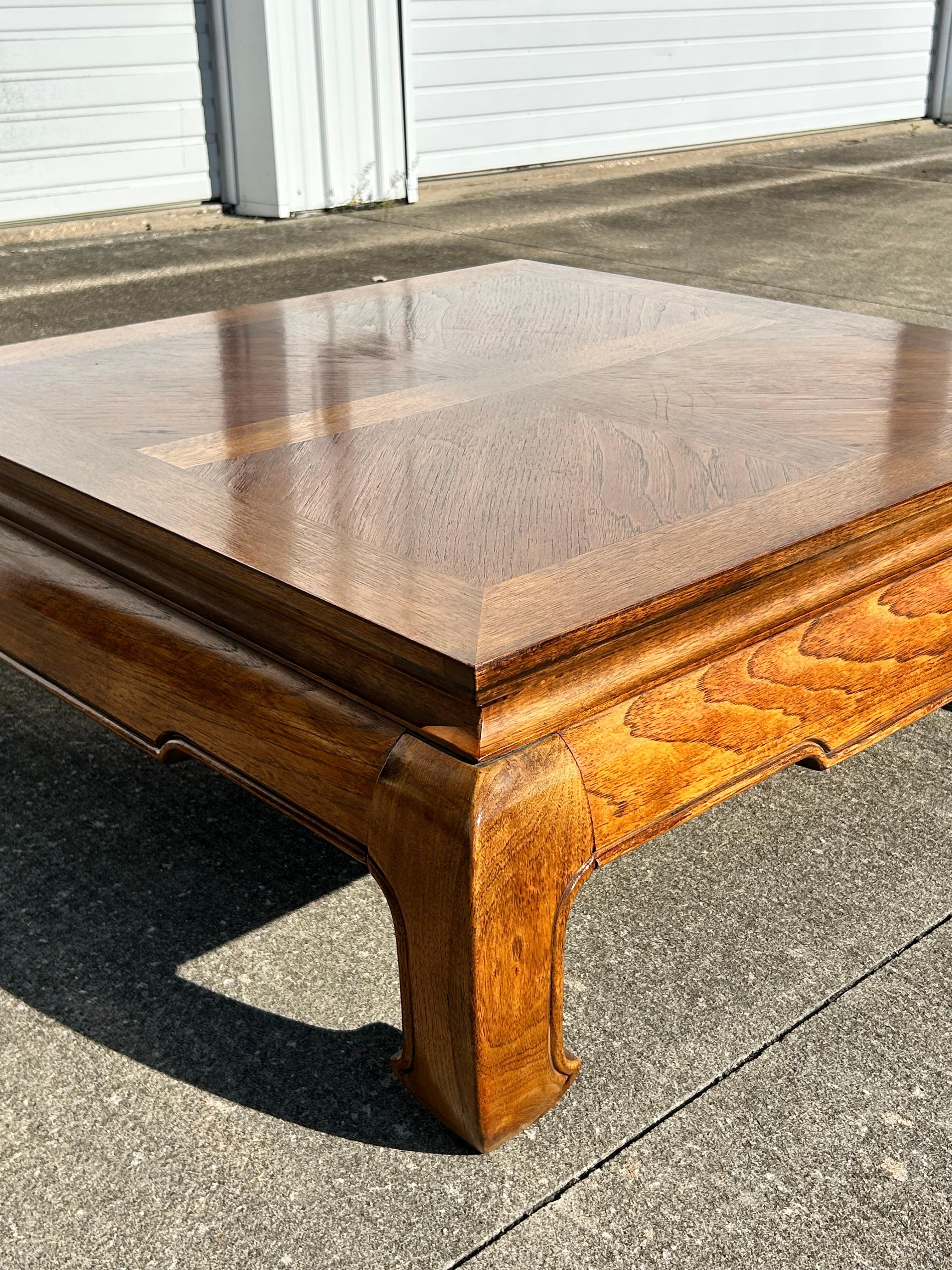 Mesa de centro o de cóctel estilo Ming vintage de los años 80.  Fabricado en madera maciza con un precioso veteado natural y la pátina justa. La silueta baja y cuadrada es perfecta para un centro de mesa llamativo.  Muy pesada y robusta, esta pieza