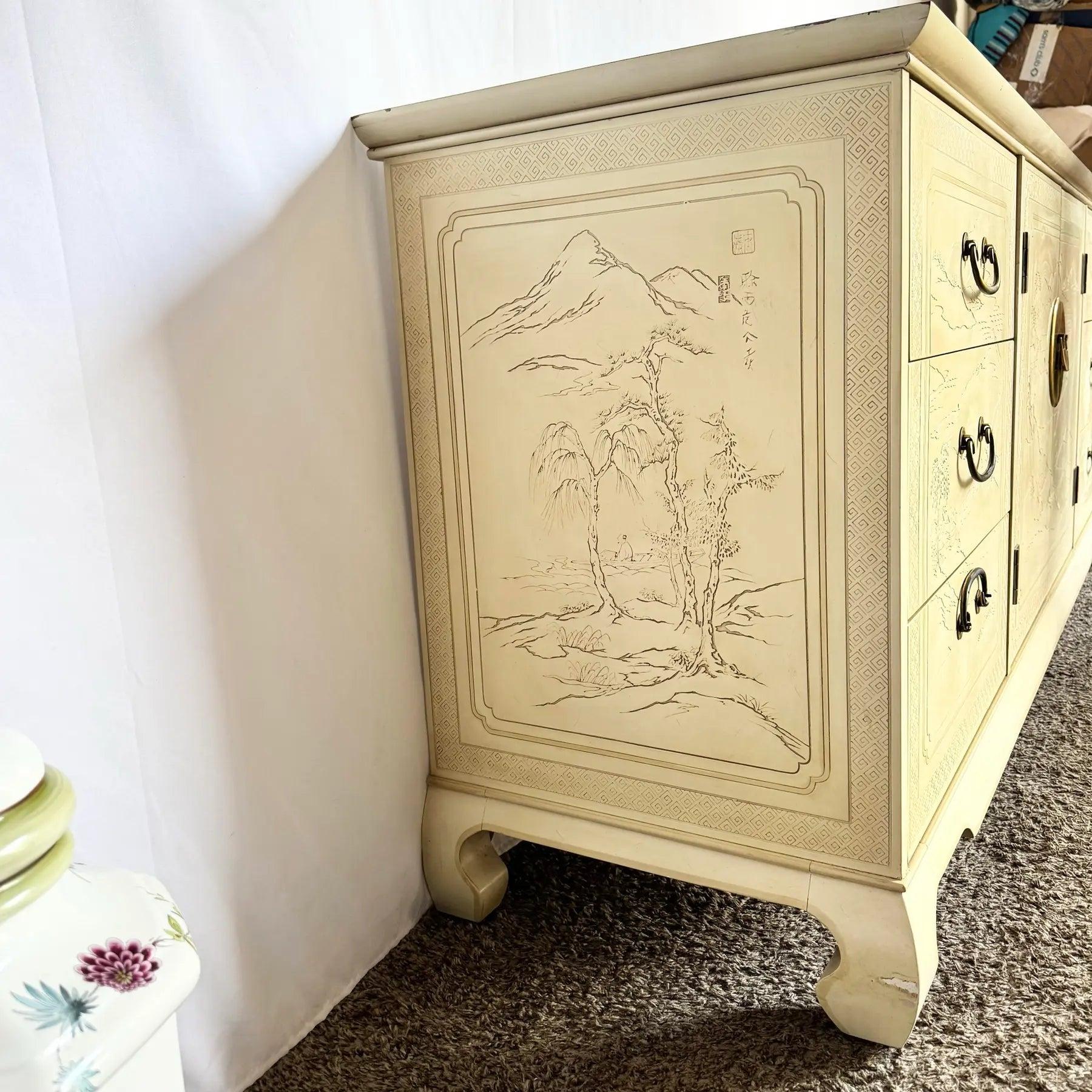 Vintage Ming Style Connoisseur Dresser With Folding Mirror by Drexel Heritage In Good Condition For Sale In Delray Beach, FL