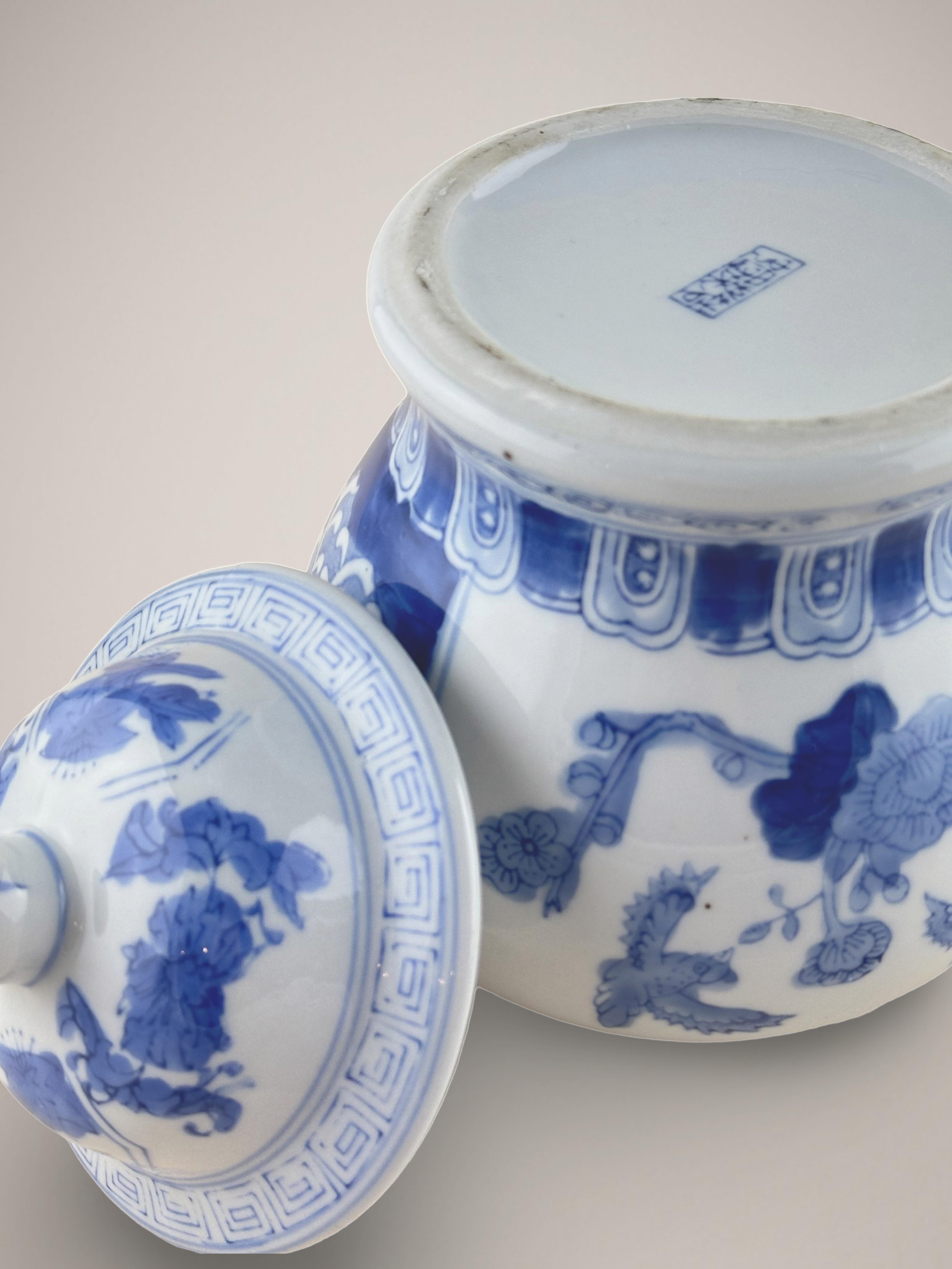 Smaltato Vaso da tempio d'epoca in stile Ming in porcellana smaltata blu e bianca in vendita