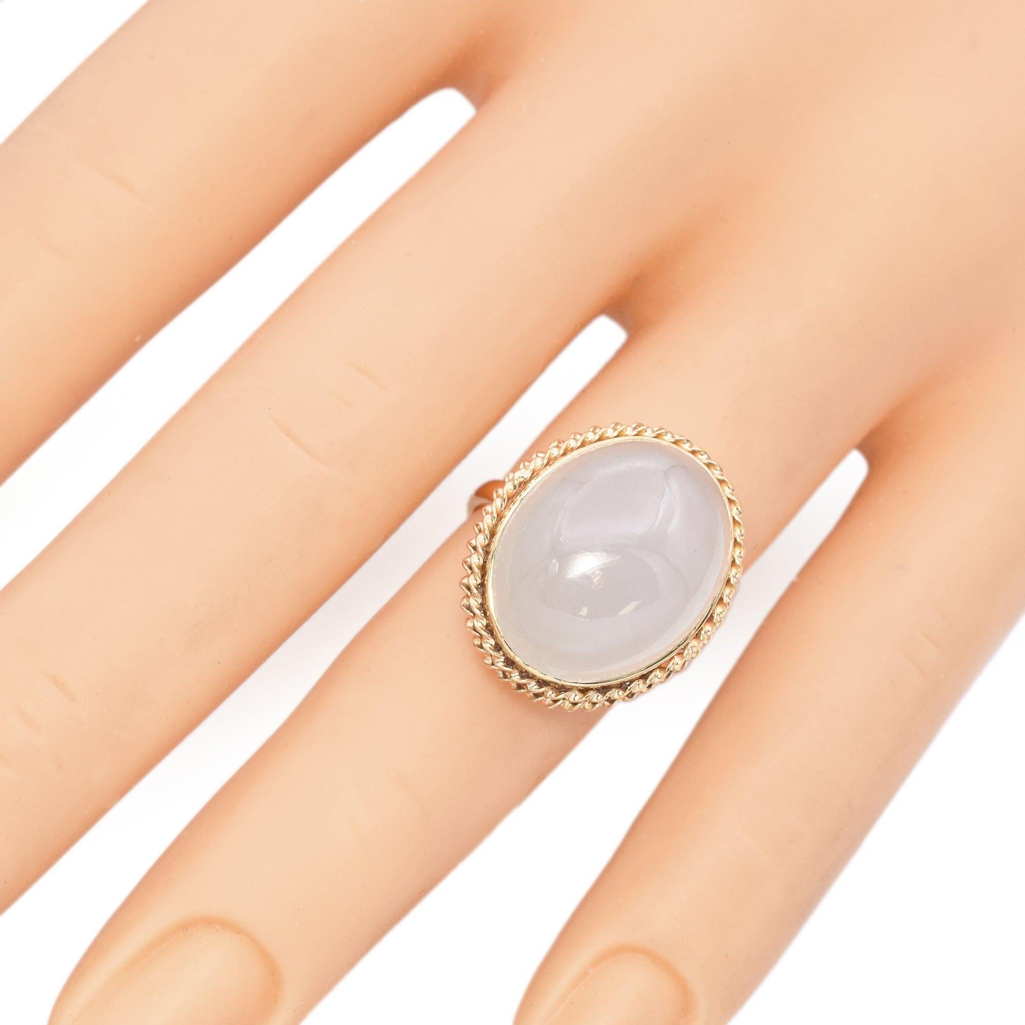 Anello da cocktail vintage delle Hawaii di Ming con un grande cabochon ovale di giada da 17,3 carati di un tenue verde celeste. La pietra liscia e levigata è incorniciata da un castone a corda ritorta in caldo oro giallo 14k, con una galleria aperta