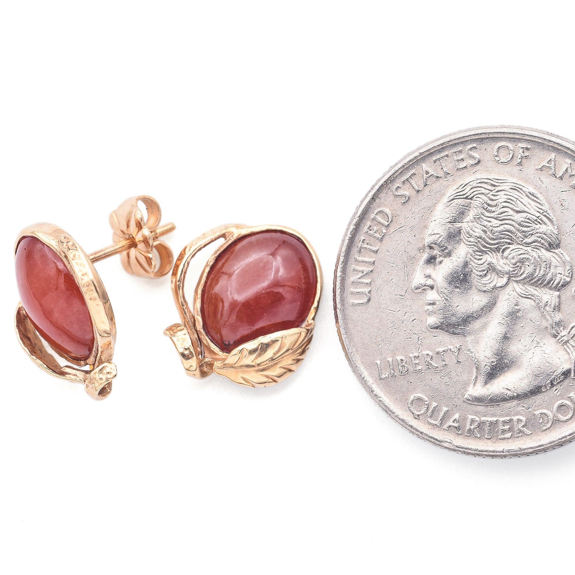 Weight: 3 Grams
Stone: Jade (9.5 x 8mm)
Measurements: 13.7 x 12.2mm
Hallmark: Ming's HK 14K
Item #: BR-1321-061424-08