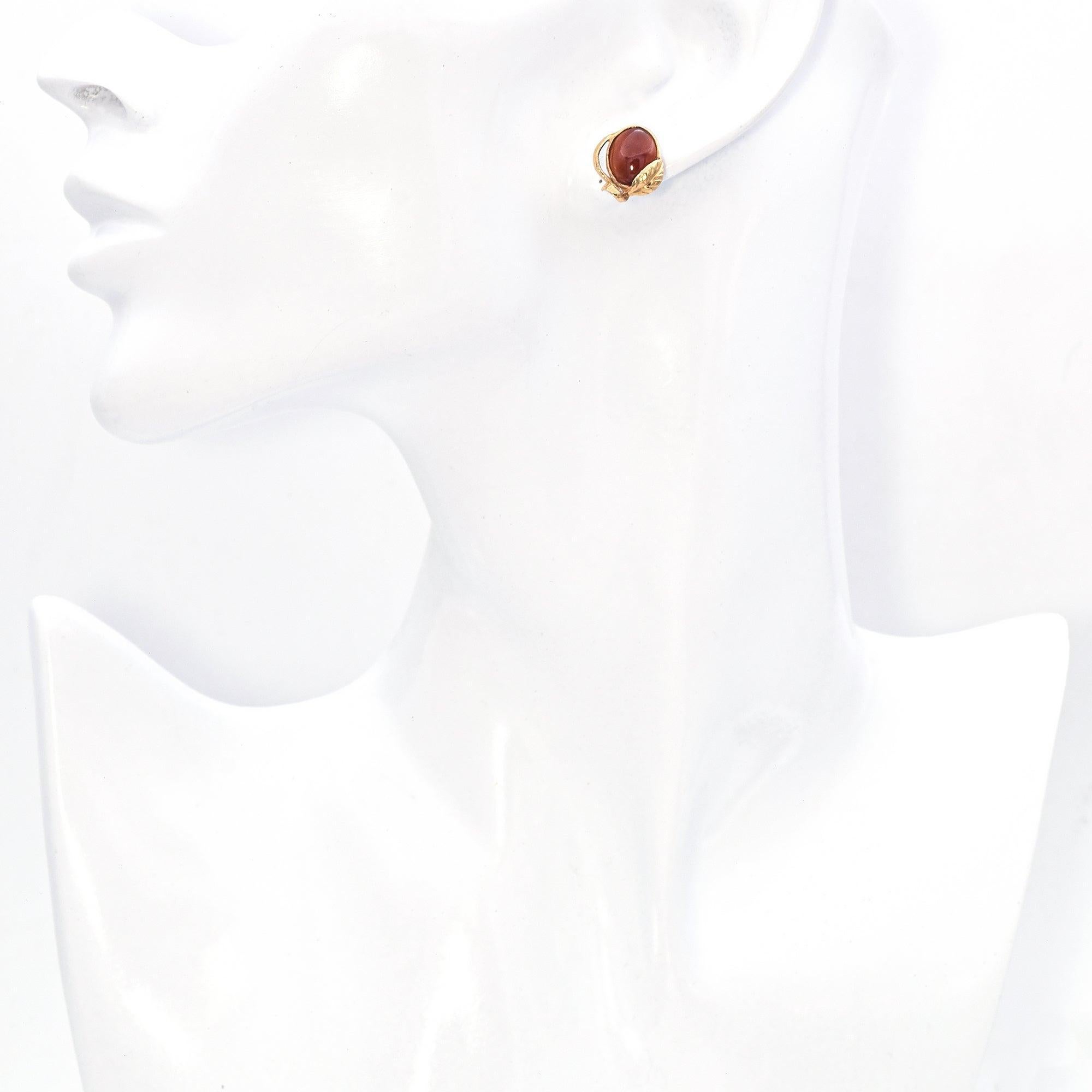 Vintage Ming's Hawaii 14K Yellow Gold Red Jade Cabochon Leaf Stud Earrings In Good Condition For Sale In New York, NY