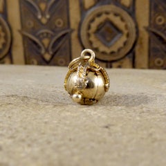 Pendentif vintage en or et argent orné d'un mini orbe massonique pliant