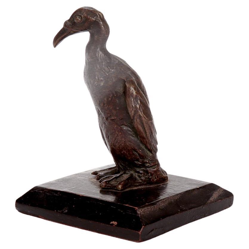 Figurina o scultura in bronzo in miniatura vintage di cormorano