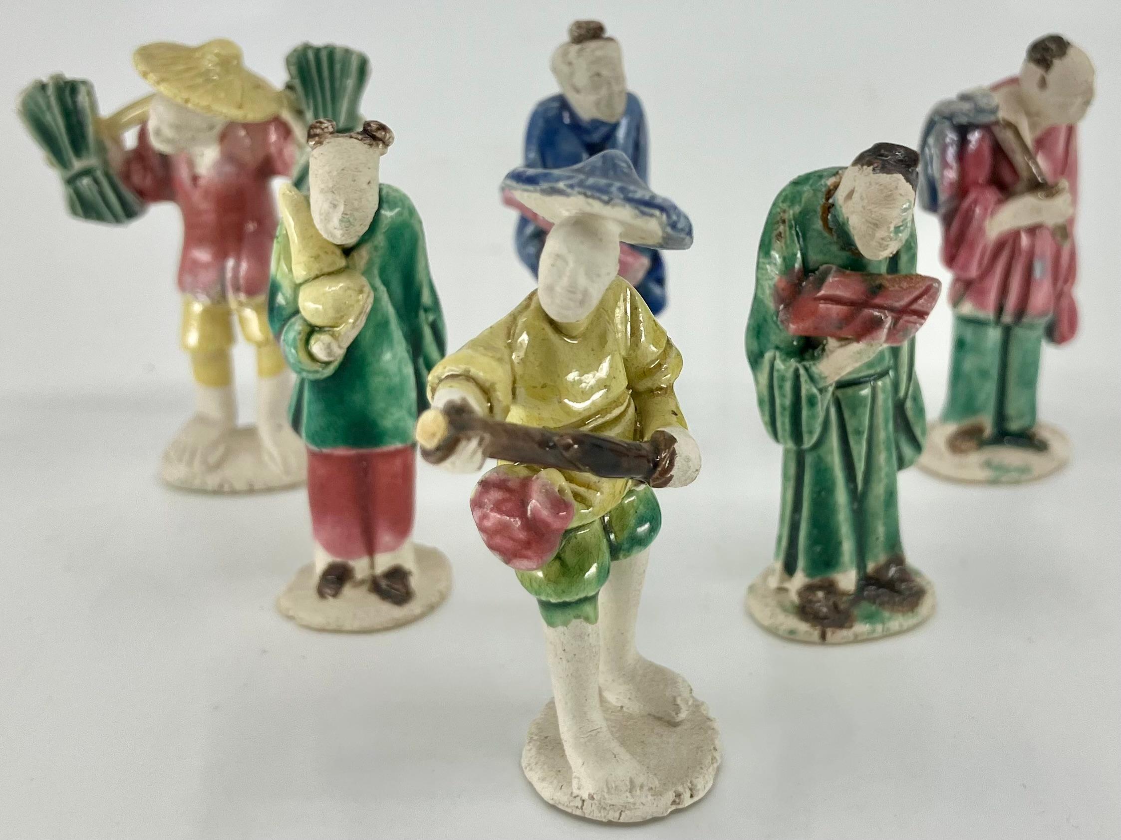 Figure in miniatura di cineserie d'epoca. Set di sei figure in miniatura in ceramica smaltata a cineserie nei colori blu, verde, rosso e giallo con varie professioni. Cina, inizio del XX secolo. 
Dimensioni: 1,75