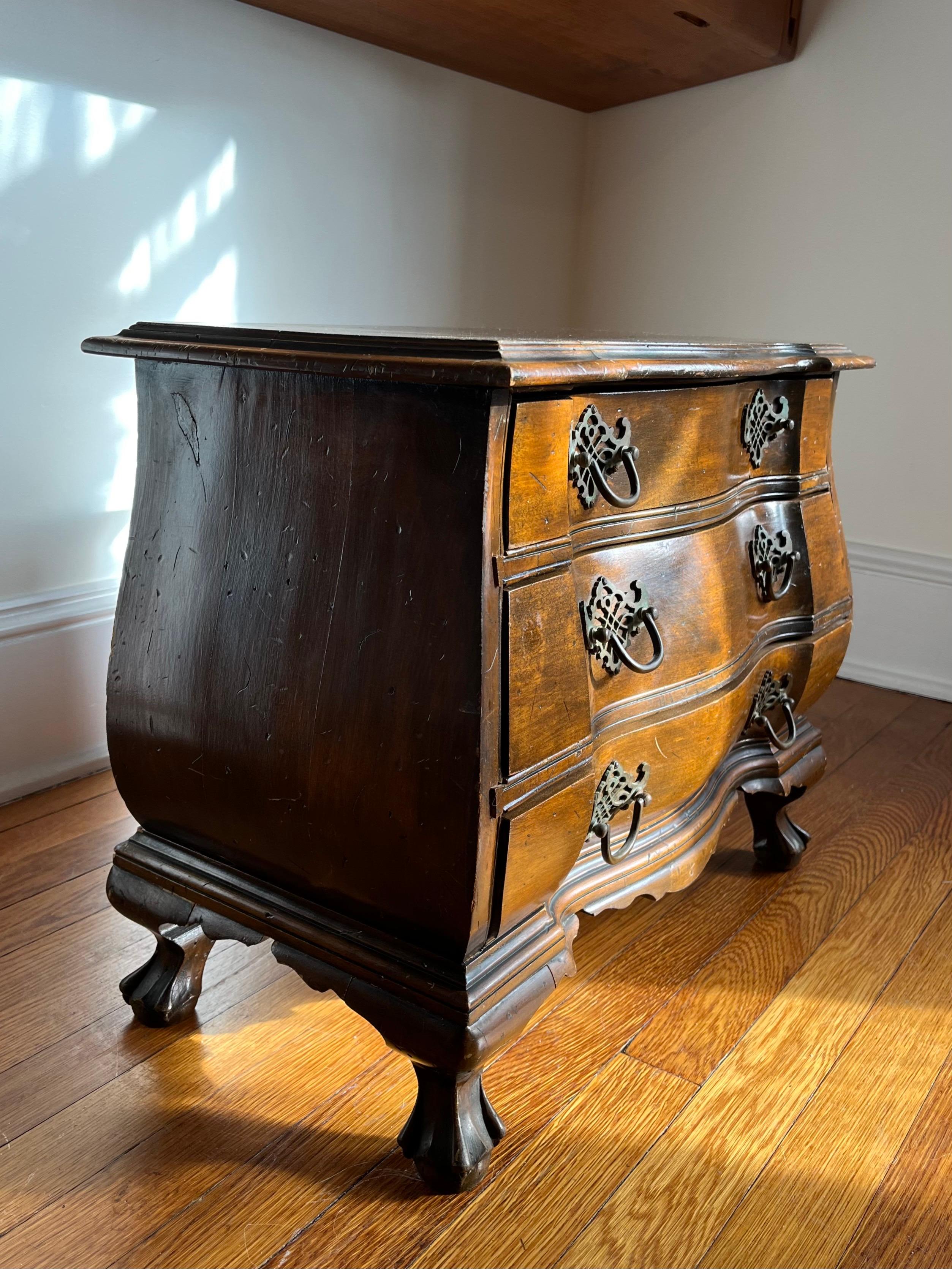 Bellissima cassettiera in miniatura in stile Chippendale Bombay. Linee e proporzioni fantastiche. Ferramenta originale in ottone. Molto probabilmente si tratta di un campione di vendita. Realizzato in Spagna per B. Altman. Conserva la sua etichetta