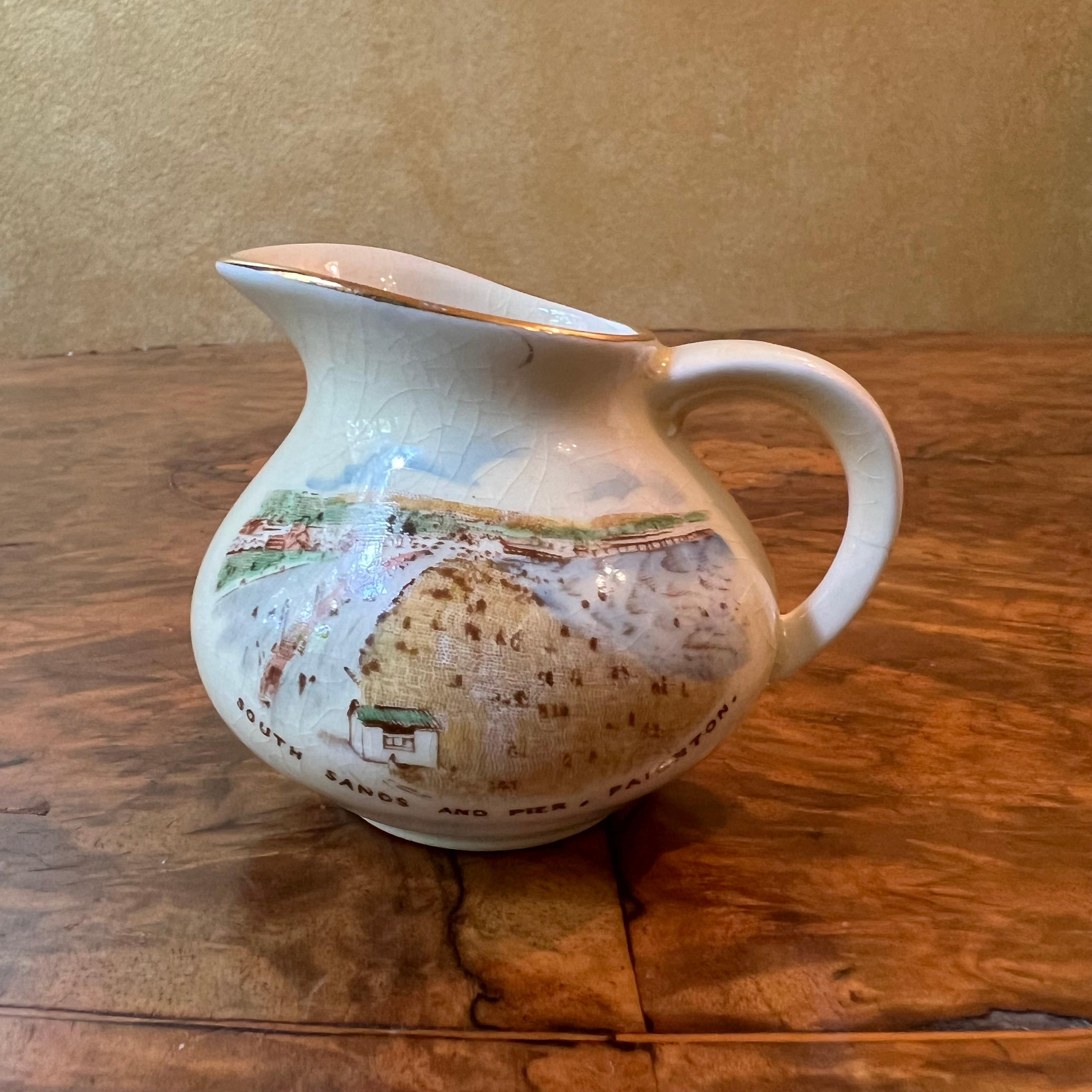 Descripción: Grabado de South sands and pier,Paignton, cuarteado en la jarra, estampado Crown Devon Fieldings's

Años 50

Material: Porcelana 

Medidas: 5,5 cm de alto, 7,5 cm de largo, 4 cm de ancho

País de origen: Inglaterra 

Envío a través de