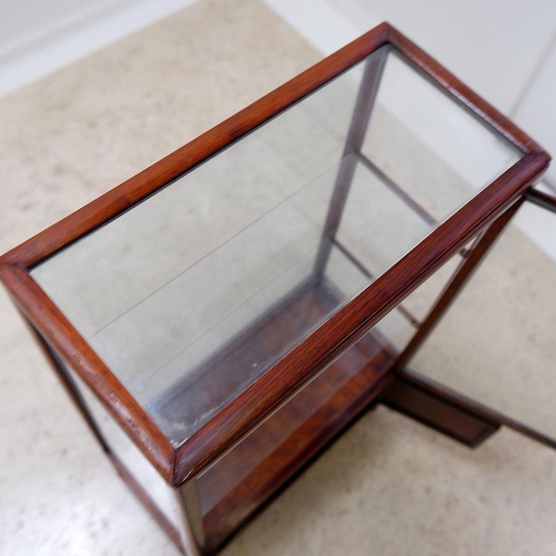 Vintage Miniature display cabinet to stand en vente 7