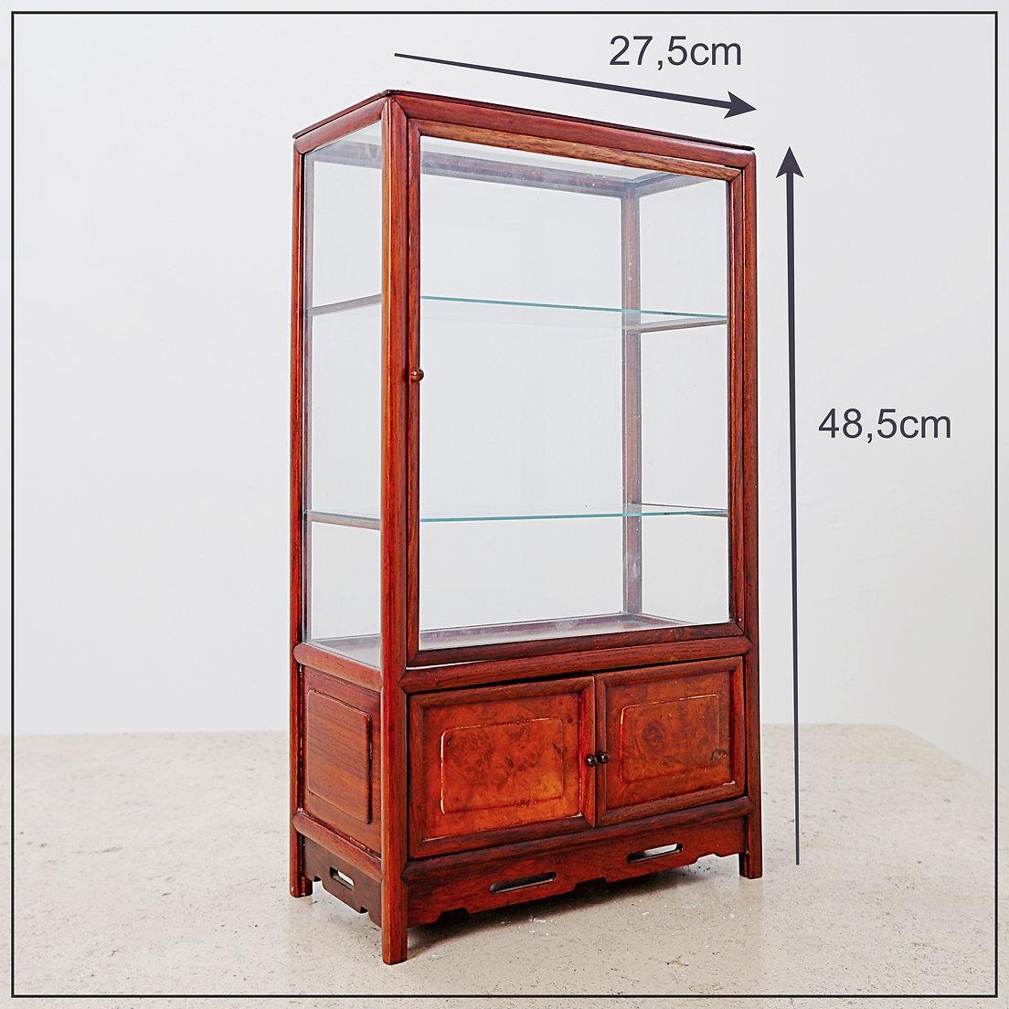 Vintage Miniature display cabinet to stand
Miniature - Décoration - Objet de curiosité
Dimensions : 27,5x14cm H:48,5cm 
MATERIAL : Bois - Verre 
Usure conforme à l'âge et à l'utilisation.
 