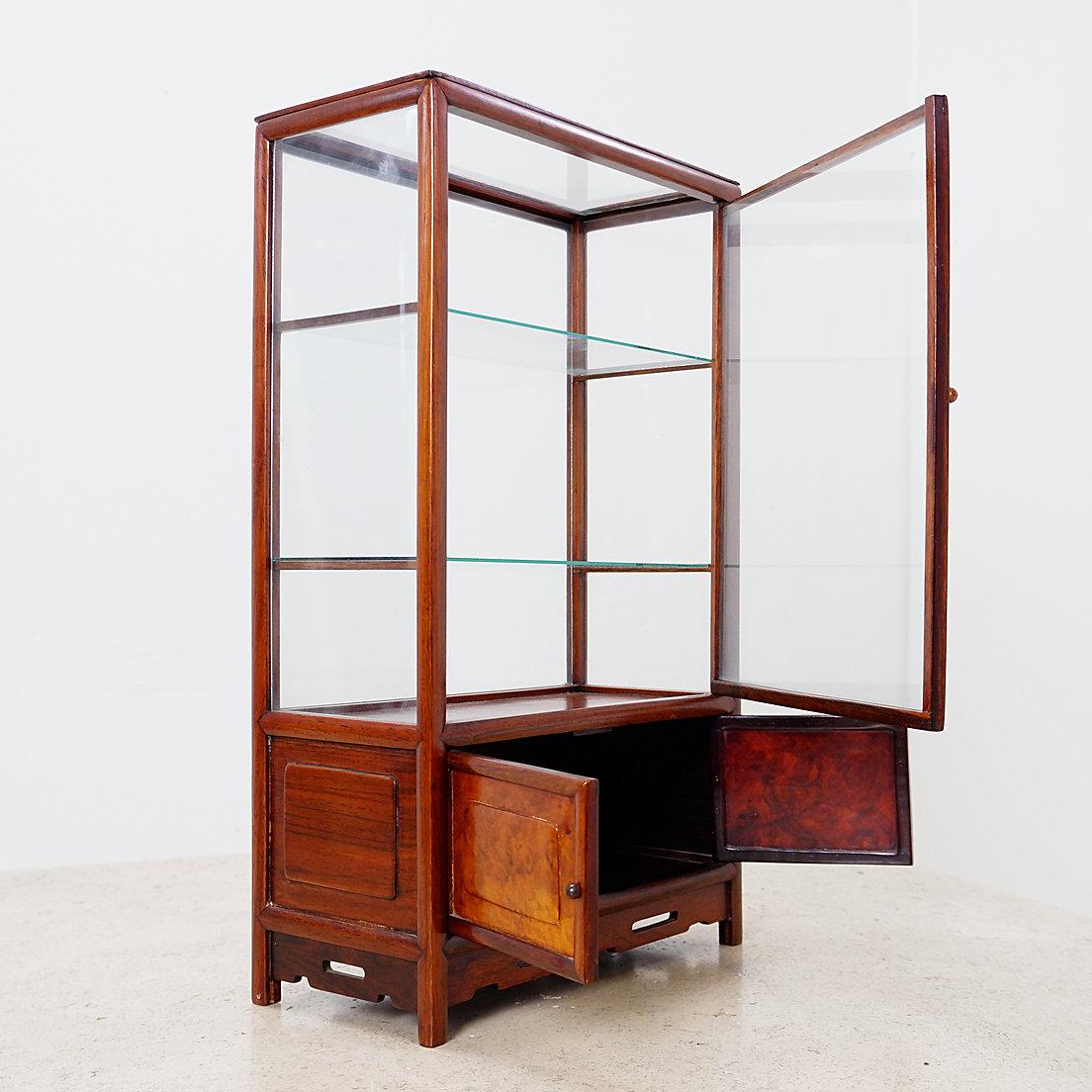 Vintage Miniature display cabinet to stand Bon état - En vente à Linkebeek, BE