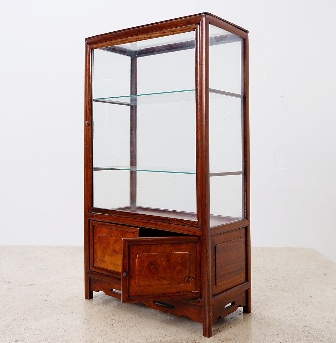 20ième siècle Vintage Miniature display cabinet to stand en vente
