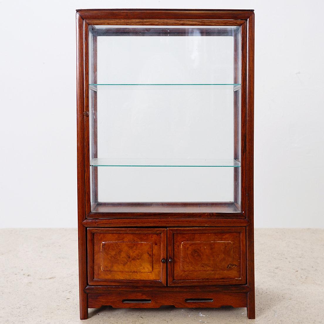 Vintage Miniature display cabinet to stand en vente 1