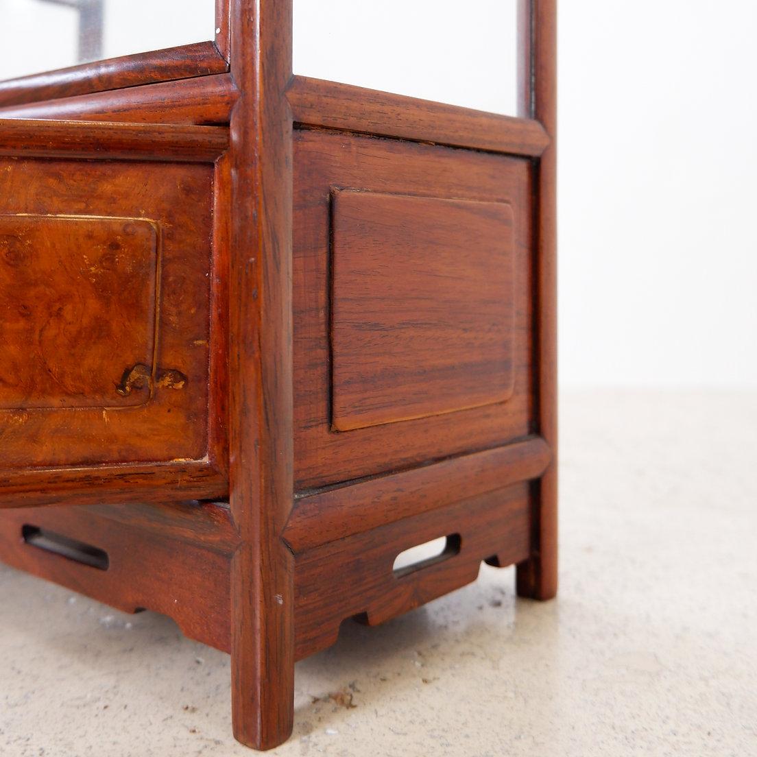 Vintage Miniature display cabinet to stand en vente 2