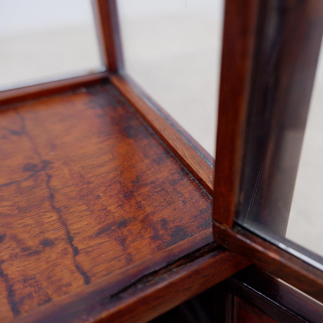 Vintage Miniature display cabinet to stand en vente 3