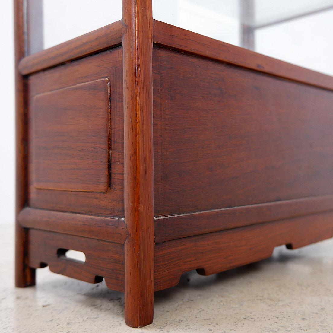 Vintage Miniature display cabinet to stand en vente 4