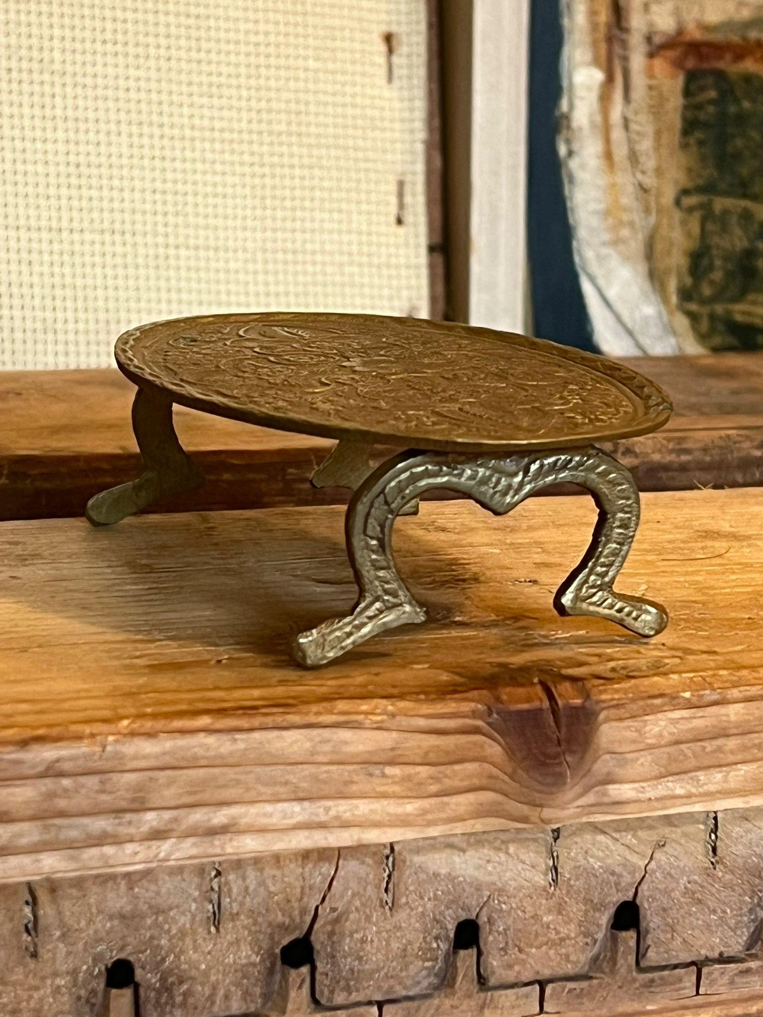 Se trata de una mesa redonda vintage de metal/posiblemente latón para casa de muñecas en miniatura. Se puede utilizar como pequeño soporte o porta-baratijas. Esta pieza tiene una bonita pátina y carácter. Estado vintage, tal como aparece en la foto.