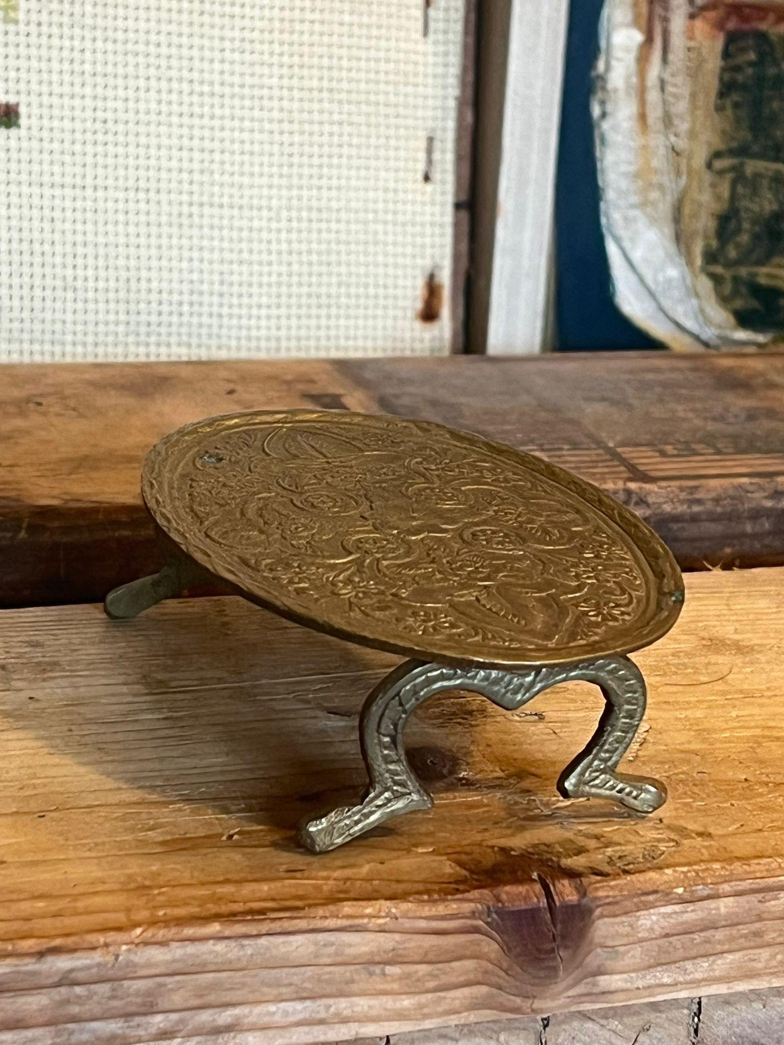 Mesa redonda de metal vintage para casa de muñecas en miniatura - Fabricada en la India Moderno de mediados de siglo en venta