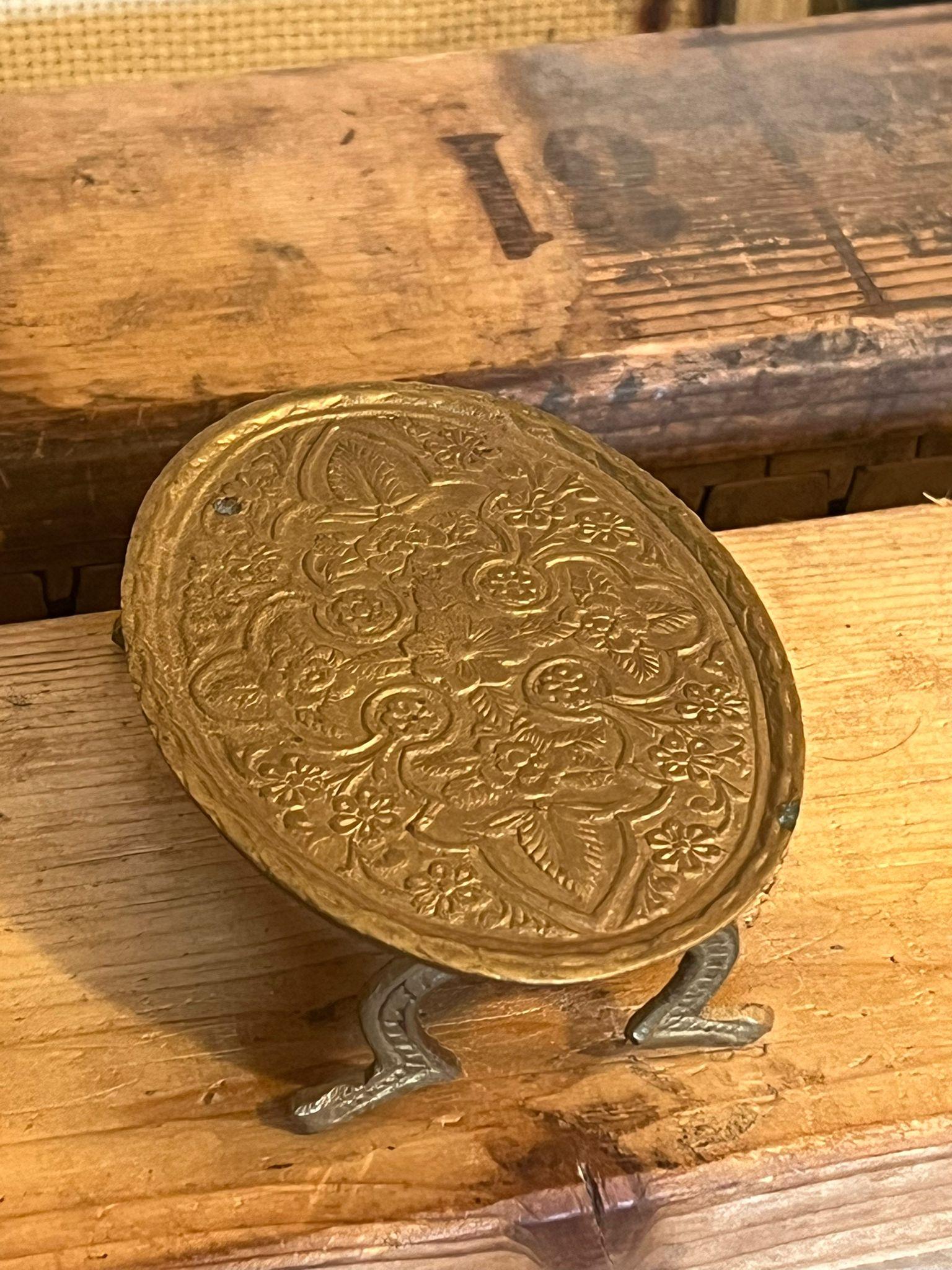 Mesa redonda de metal vintage para casa de muñecas en miniatura - Fabricada en la India en Bueno estado para la venta en Seattle, WA