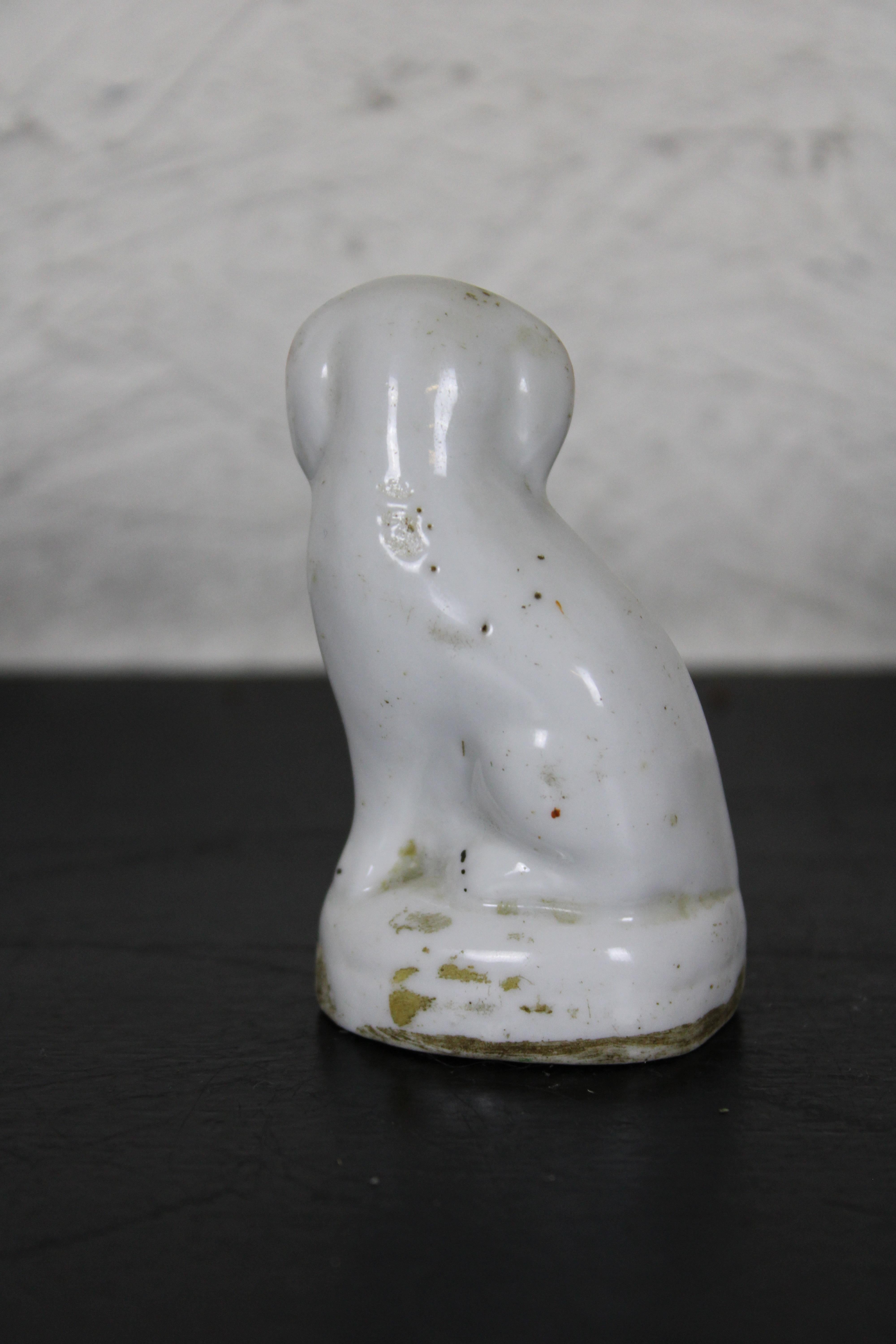 Vintage Miniature English Staffordshire Porcelain Seated Dog Spaniel Figurine In Good Condition In Dayton, OH