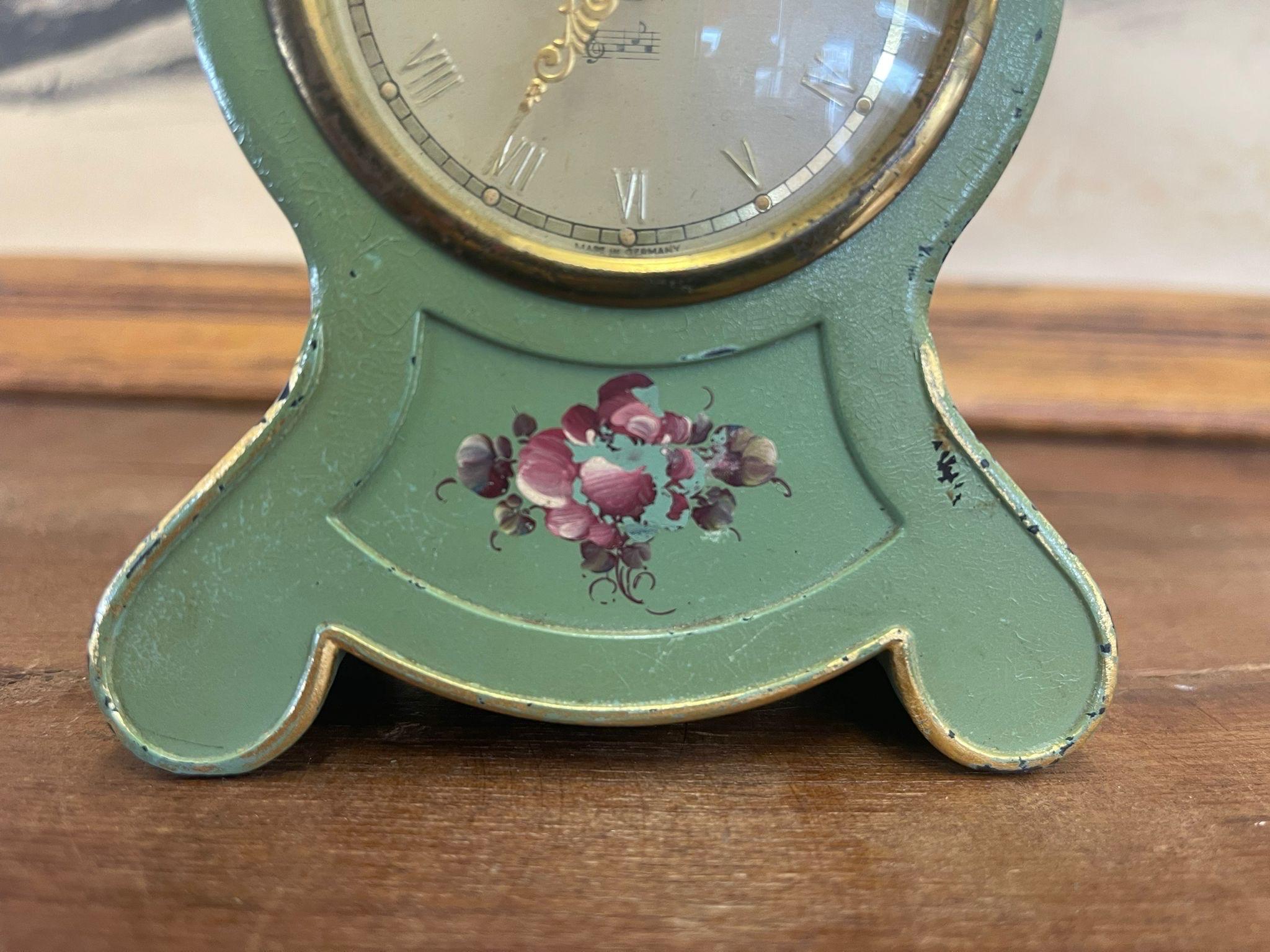 Vintage Miniature Deutsch dekorative Uhr von Domino mit Spieluhr. (Ende des 20. Jahrhunderts) im Angebot