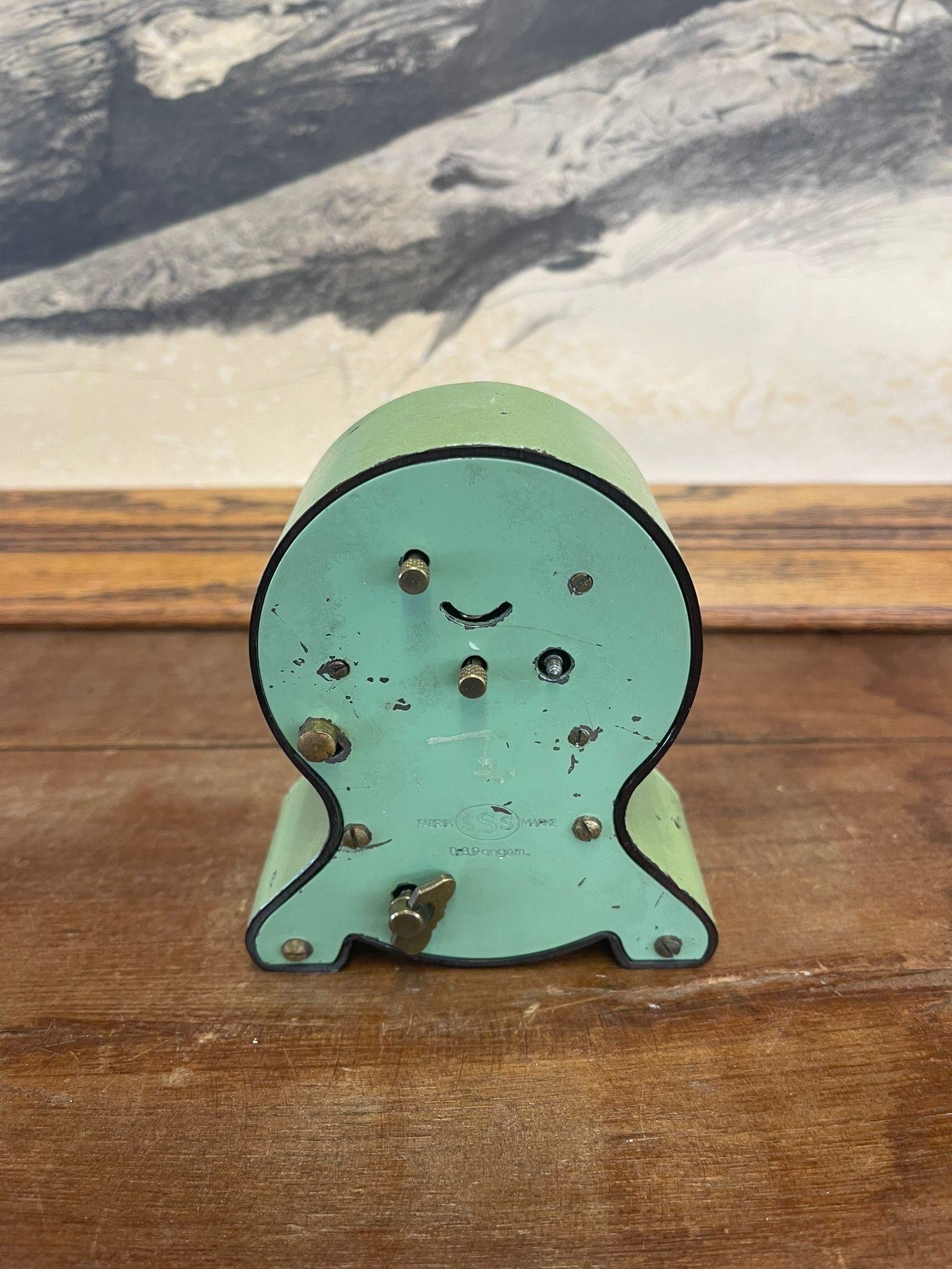 Métal Horloge décorative allemande miniature vintage de Domino avec boîte à musique. en vente