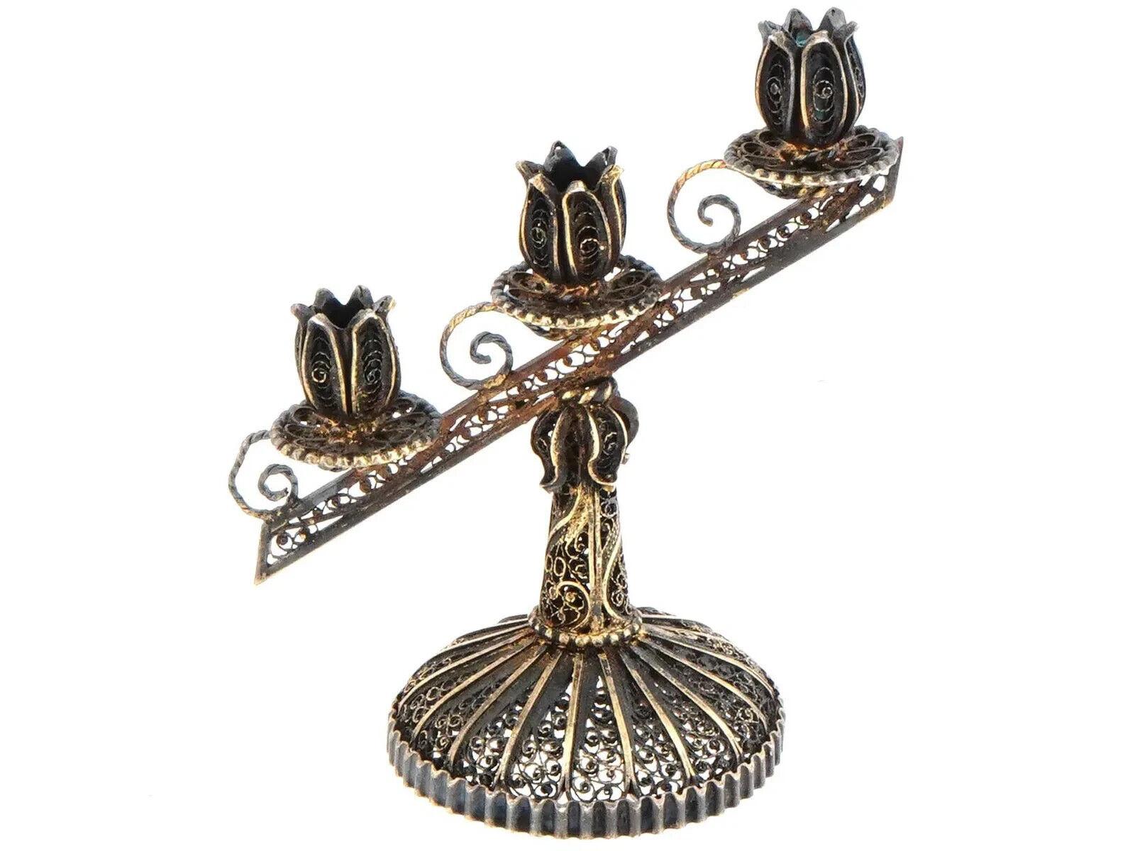 Un candeliere d'epoca in argento dorato di dimensioni miniaturizzate. Design in filigrana, tre portacandele a forma di tulipano. Non segnato. Peso totale: 18,3 grammi. Argenteria da collezione, decorazioni per la casa, regali.
Dimensioni: H. H. 2