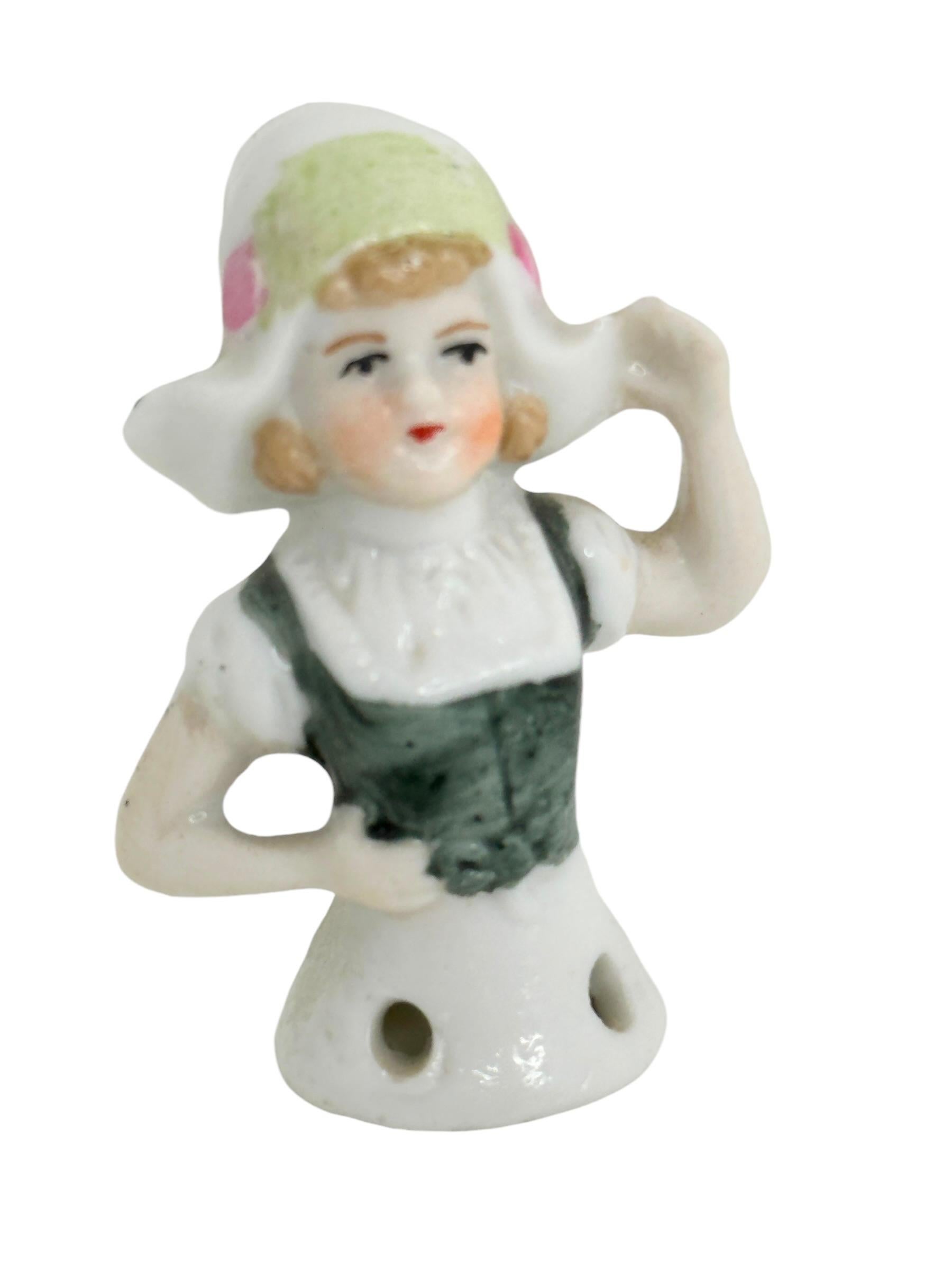 Miniatura d'epoca di mezza bambola di porcellana tedesca, ragazza olandese, spilletta acchiappagoccia 1910 in vendita 3